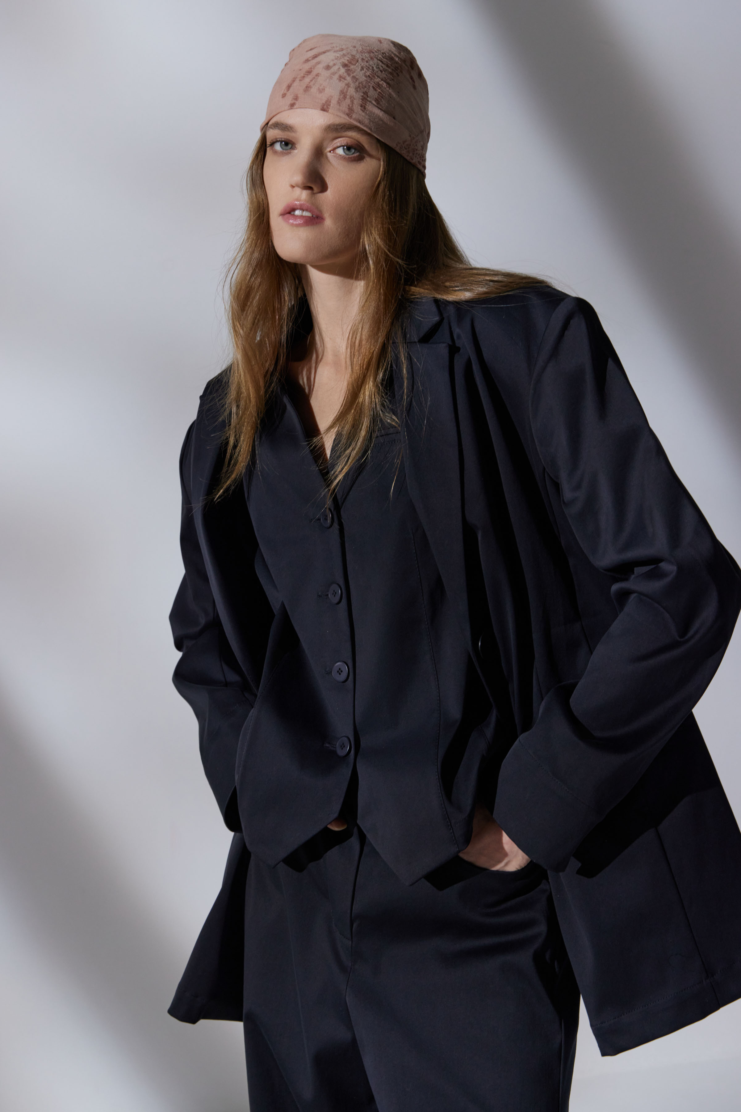 Жакет На 2 пуговицы, эластичный хлопок 32 Сумерки (crepuscule), 00 Черный (noir) от Lesel (Лесель)! Заказывайте по ✆ 8 (800) 777 02 37