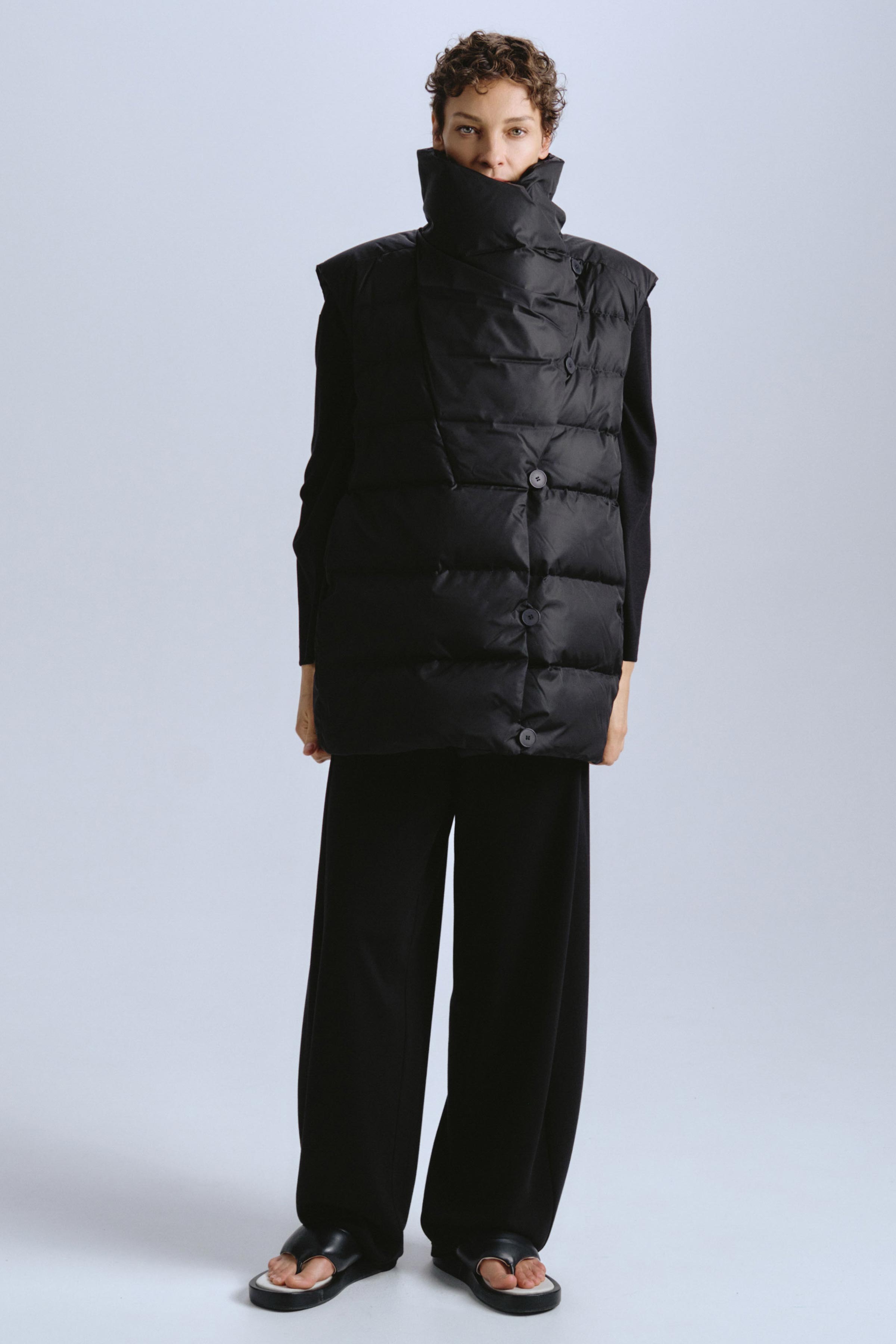 Жилет пуховый с навесными петлями