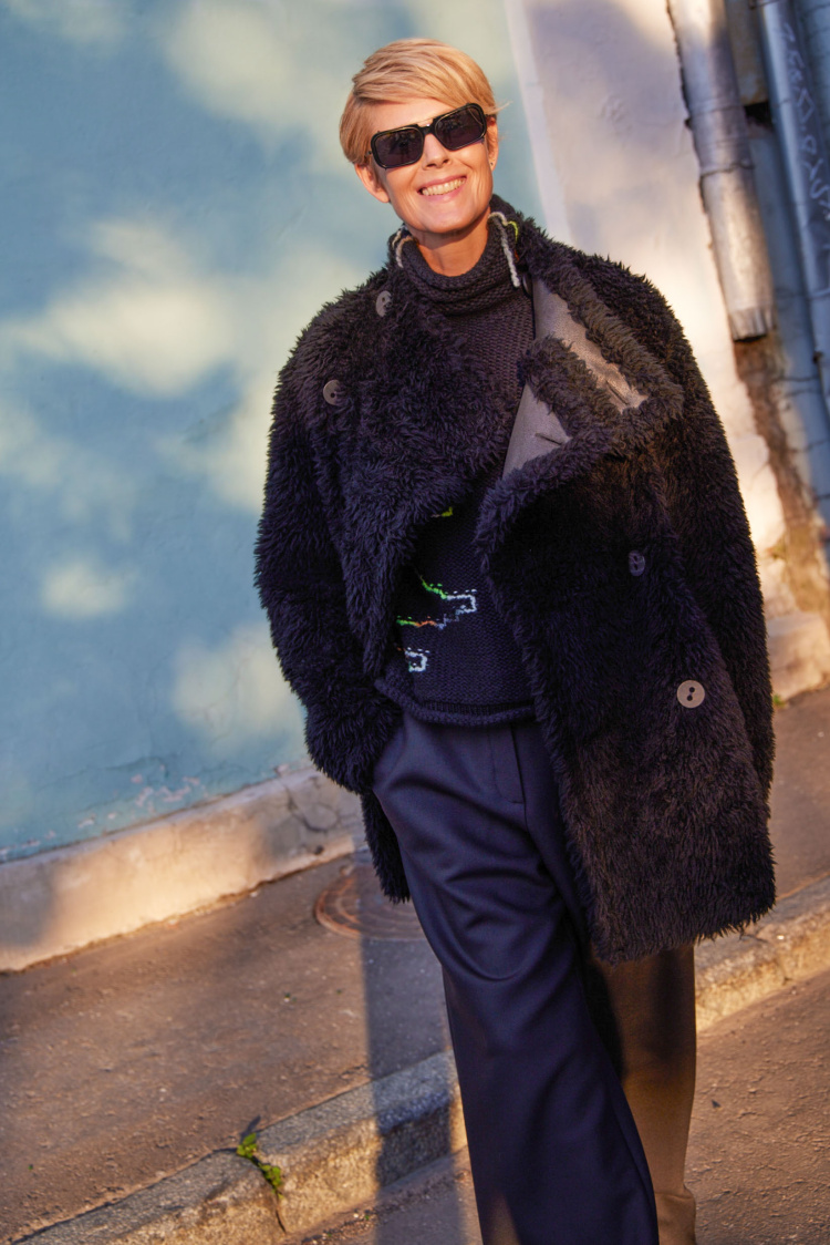 Пальто дубленка, с лацканами и воротником-стойкой средняя