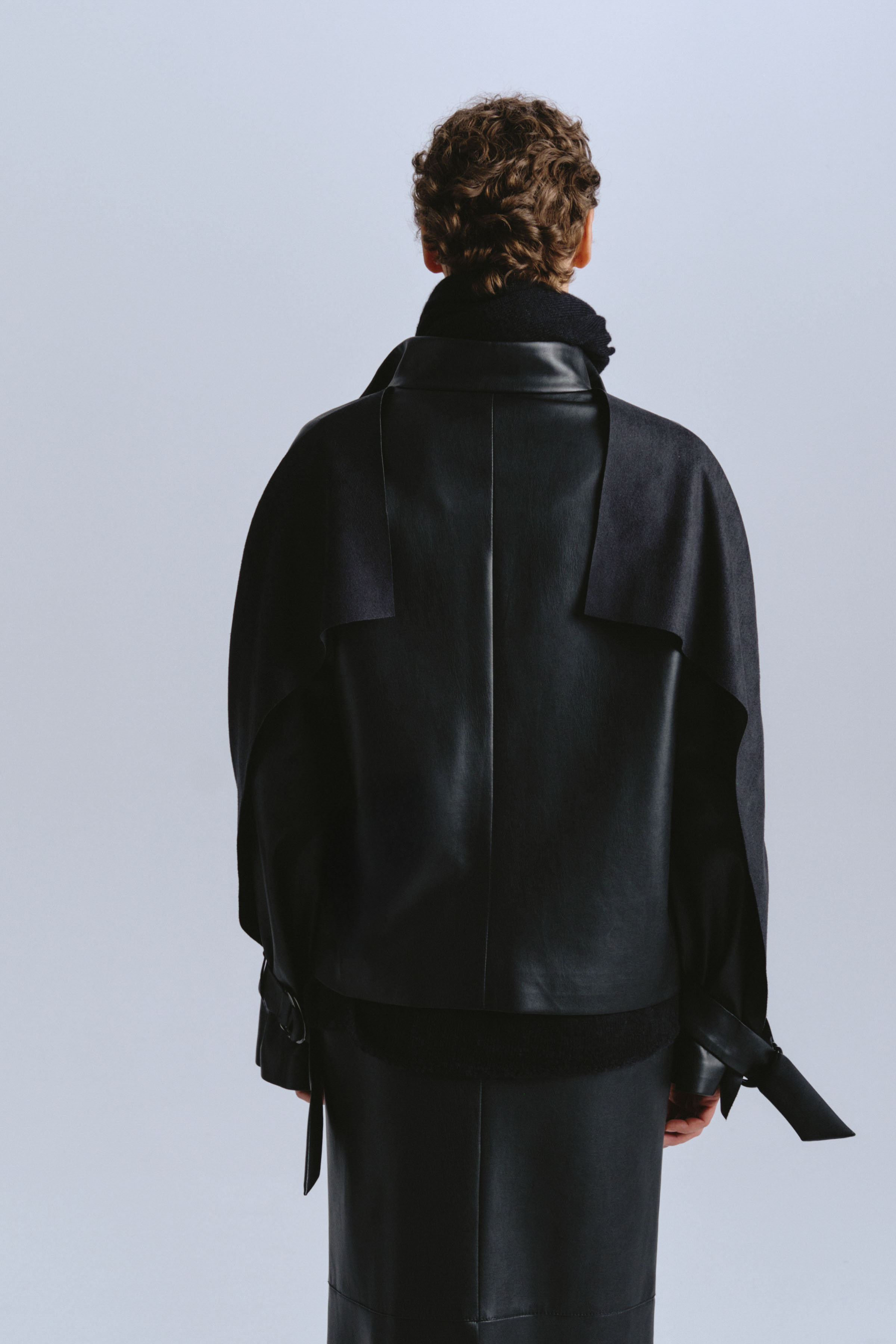 Тренч с пелеринами, короткий, кожа 00 Черный (noir) от Lesel (Лесель)! Заказывайте по ✆ 8 (800) 777 02 37