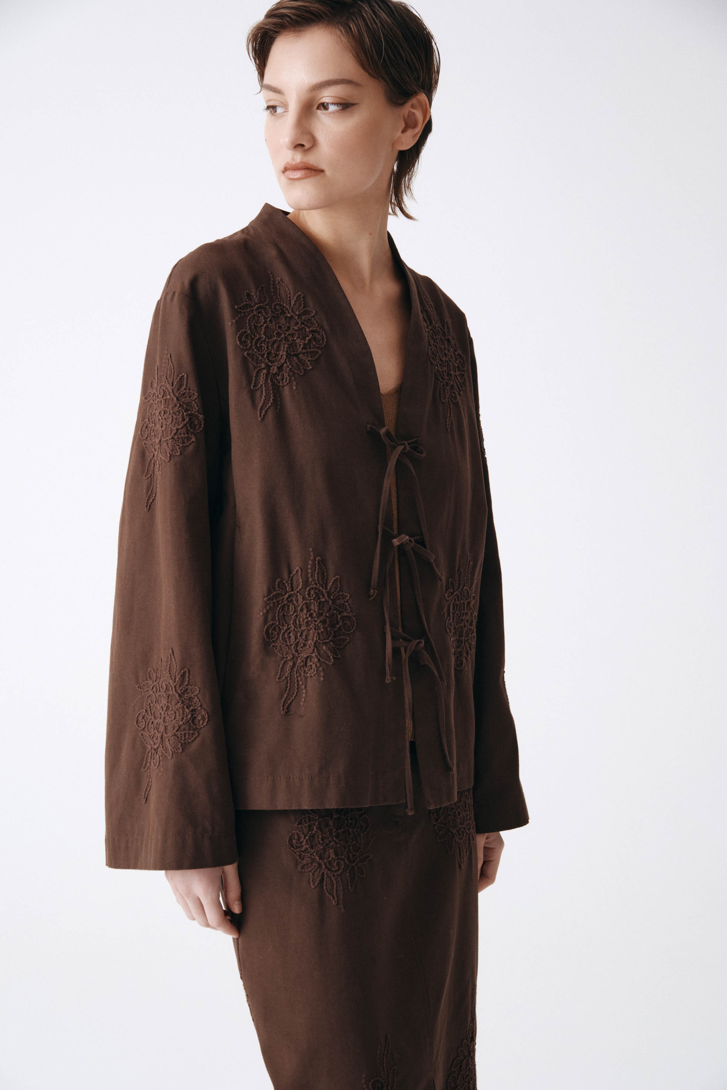 Жакет накидка с вышивкой, короткий