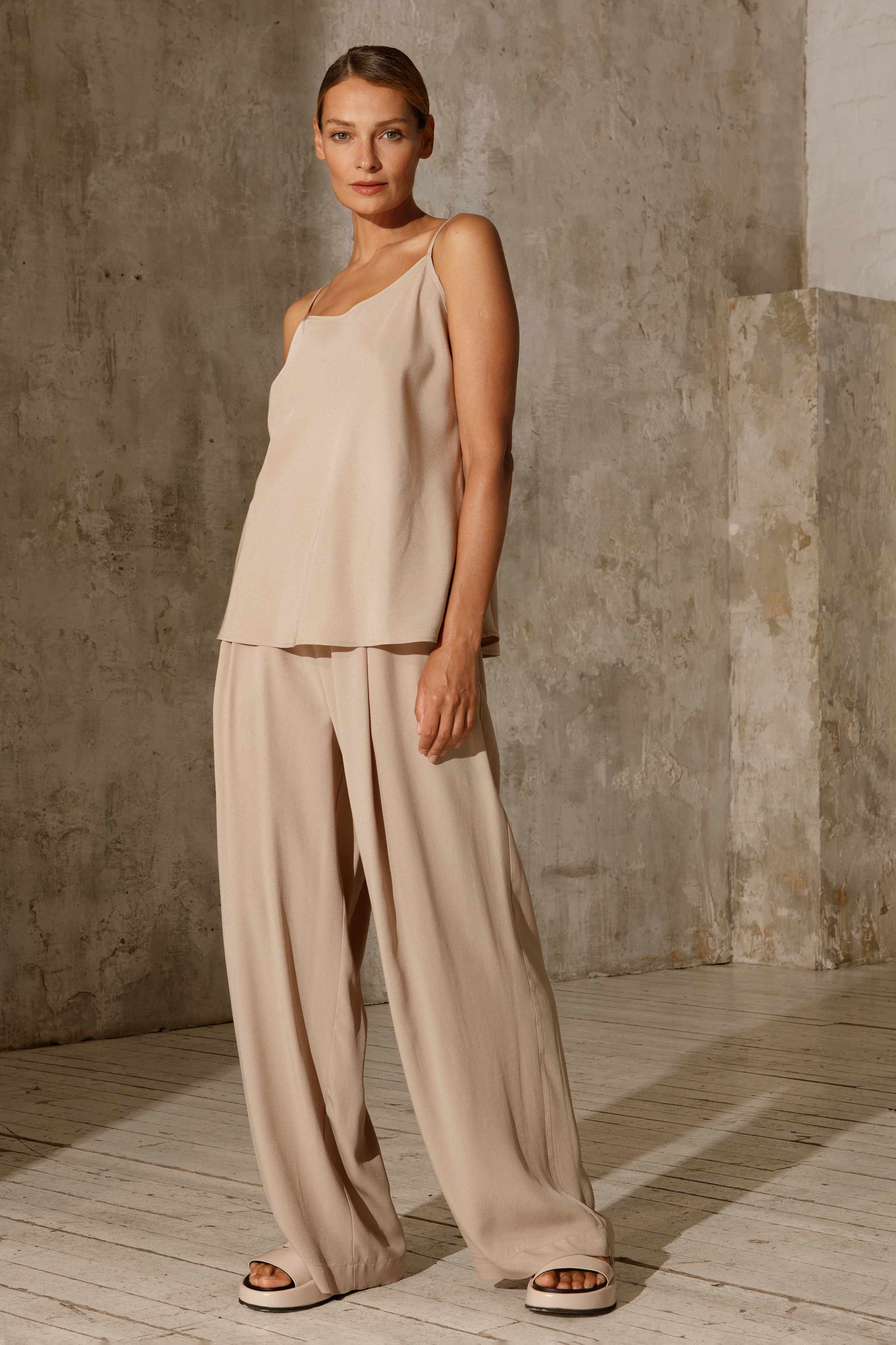 Брюки прямые со складками, креп  от Lesel (Лесель)! Заказывайте по ✆ 8 (800) 777 02 37