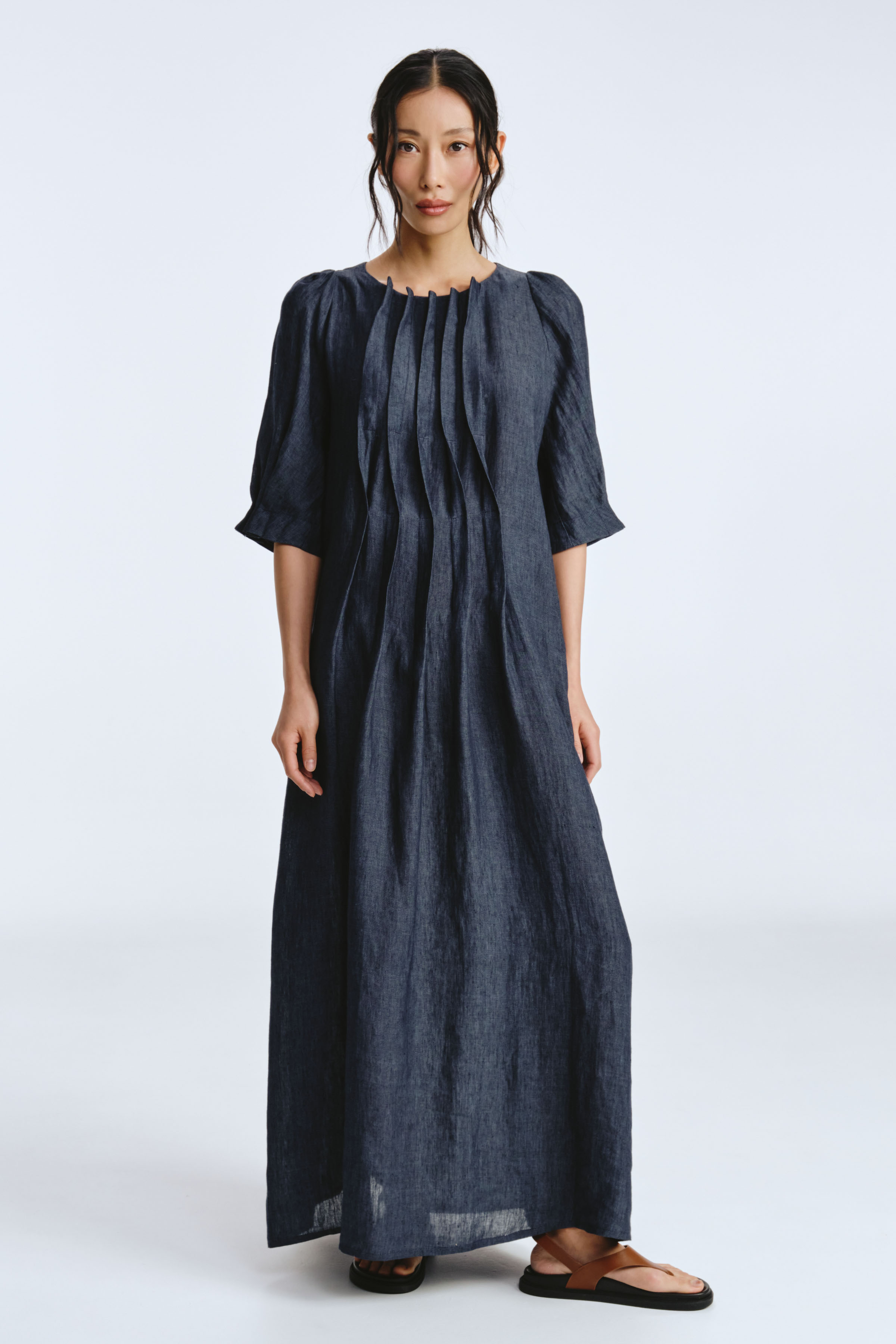 Платье с широкими защипами, лен 38 Джинсовый (denim) от Lesel (Лесель)! Заказывайте по ✆ 8 (800) 777 02 37