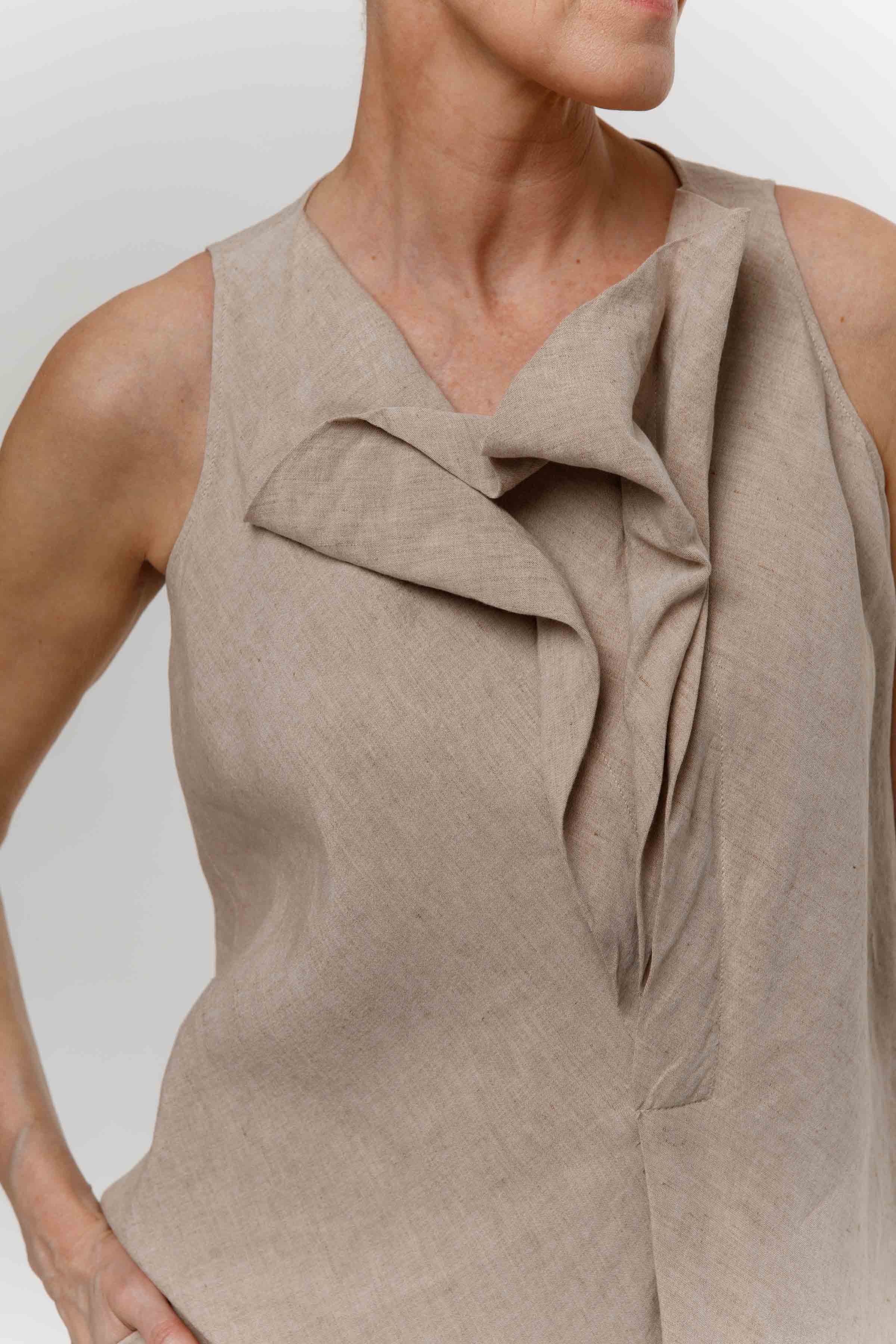 Блуза с асимметричными складками, без рукавов, лён  от Lesel (Лесель)! Заказывайте по ✆ 8 (800) 777 02 37