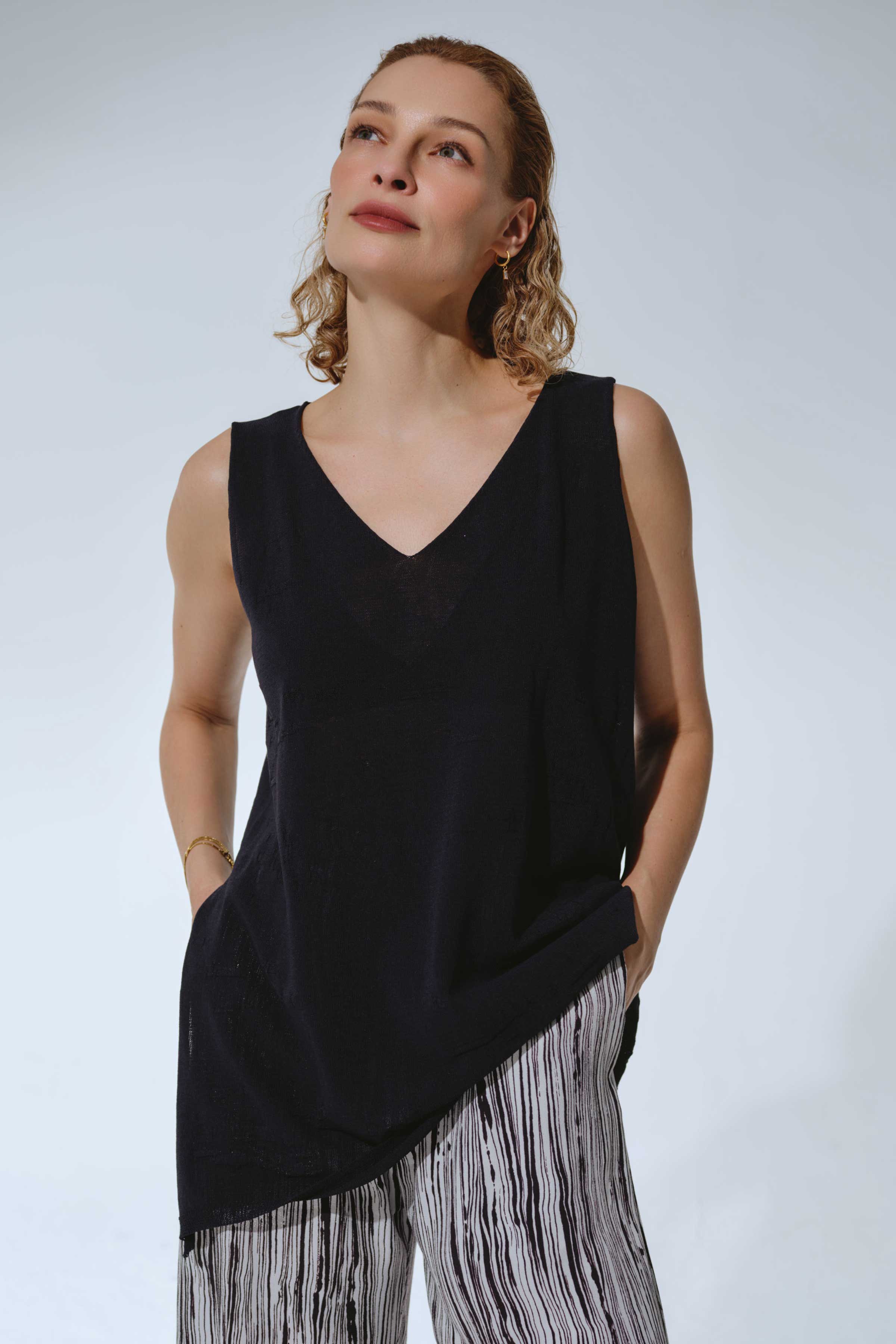 Топ удлиненный с разрезом 00 Черный (noir), 03 Кварц (quartz), 36 Электрик (electrique) от Lesel (Лесель)! Заказывайте по ✆ 8 (800) 777 02 37