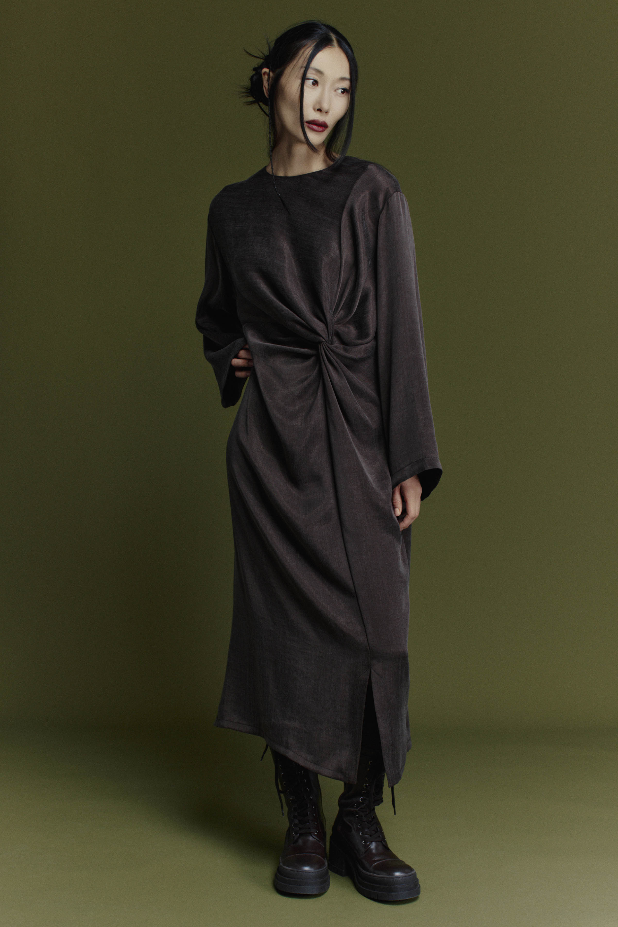 Платье со сложной драпировкой, вареный шелк 71 Мокко меланж (melange mocco) от Lesel (Лесель)! Заказывайте по ✆ 8 (800) 777 02 37