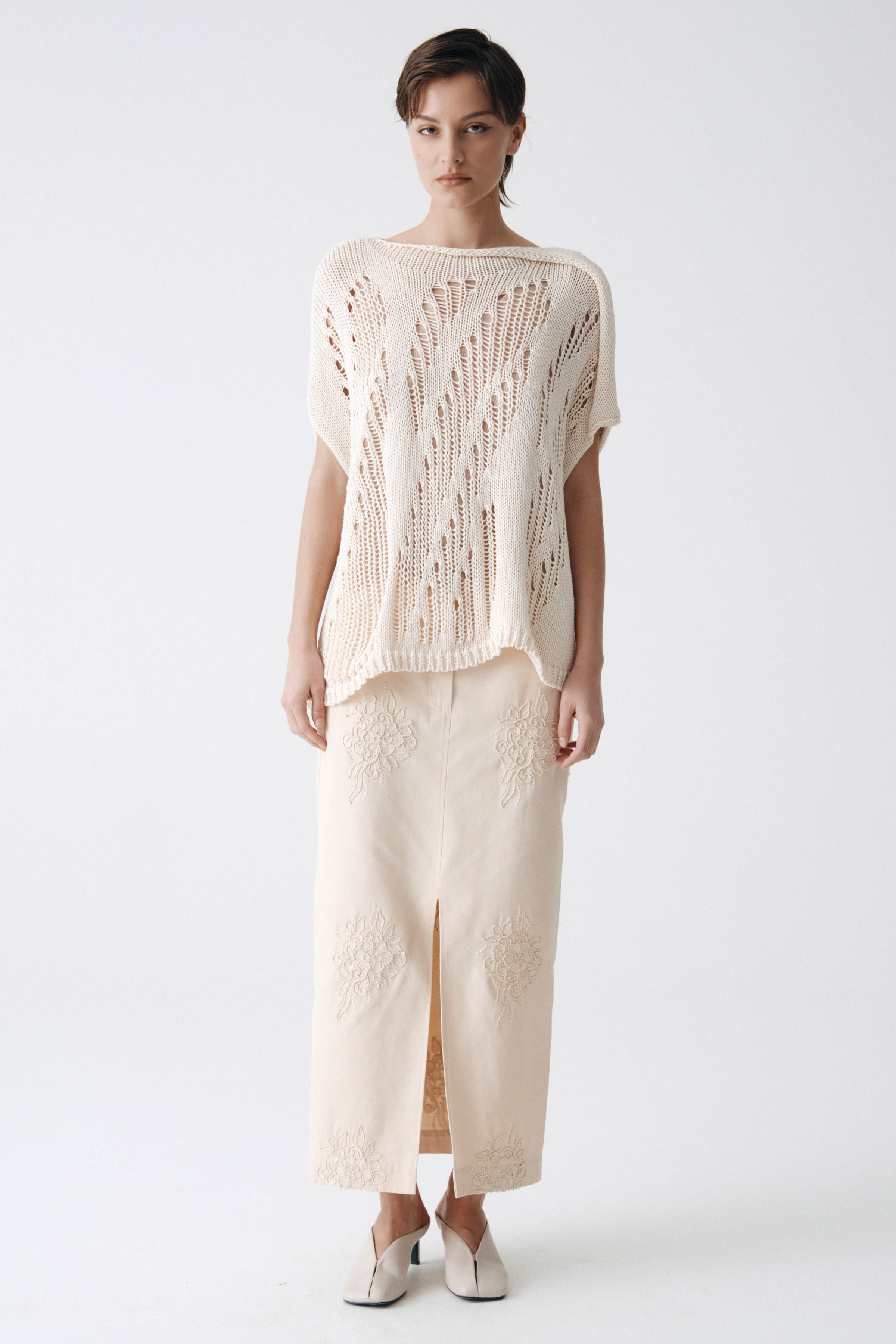 Юбка прямая с вышивкой