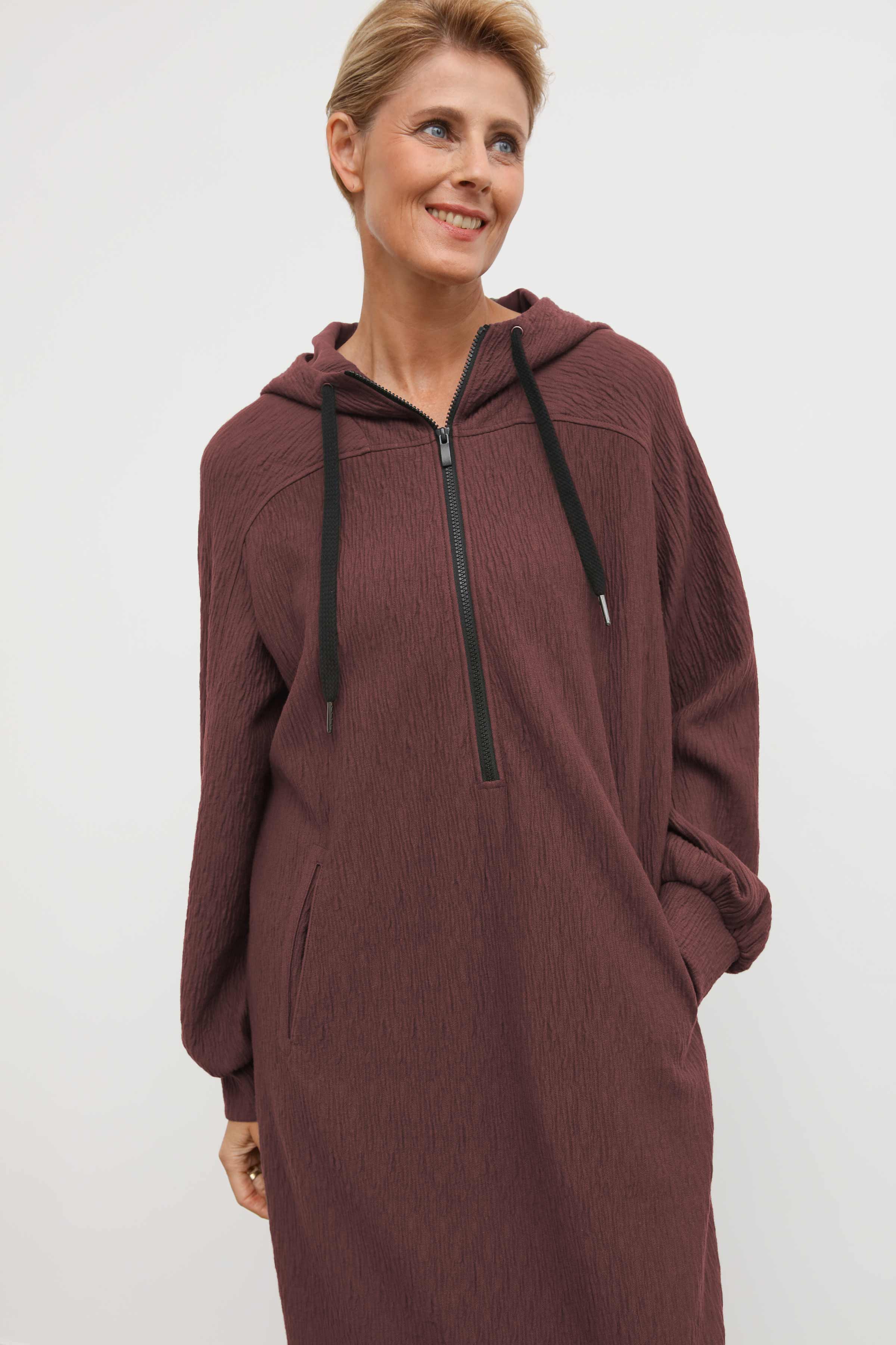 Платье с капюшоном, джерси волна 30 Флюорит (fluorite) от Lesel (Лесель)! Заказывайте по ✆ 8 (800) 777 02 37