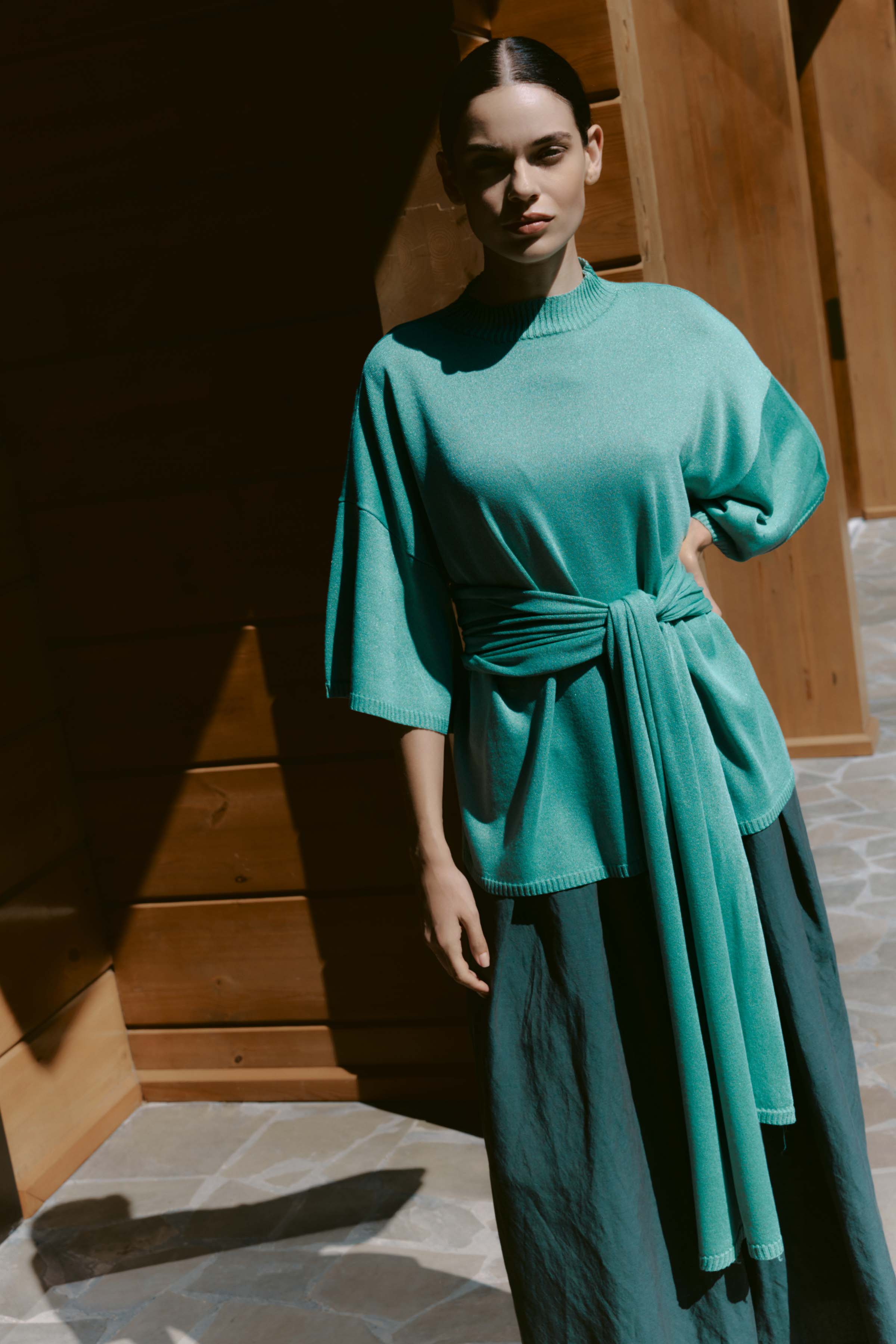 Джемпер с широким рукавом и поясом