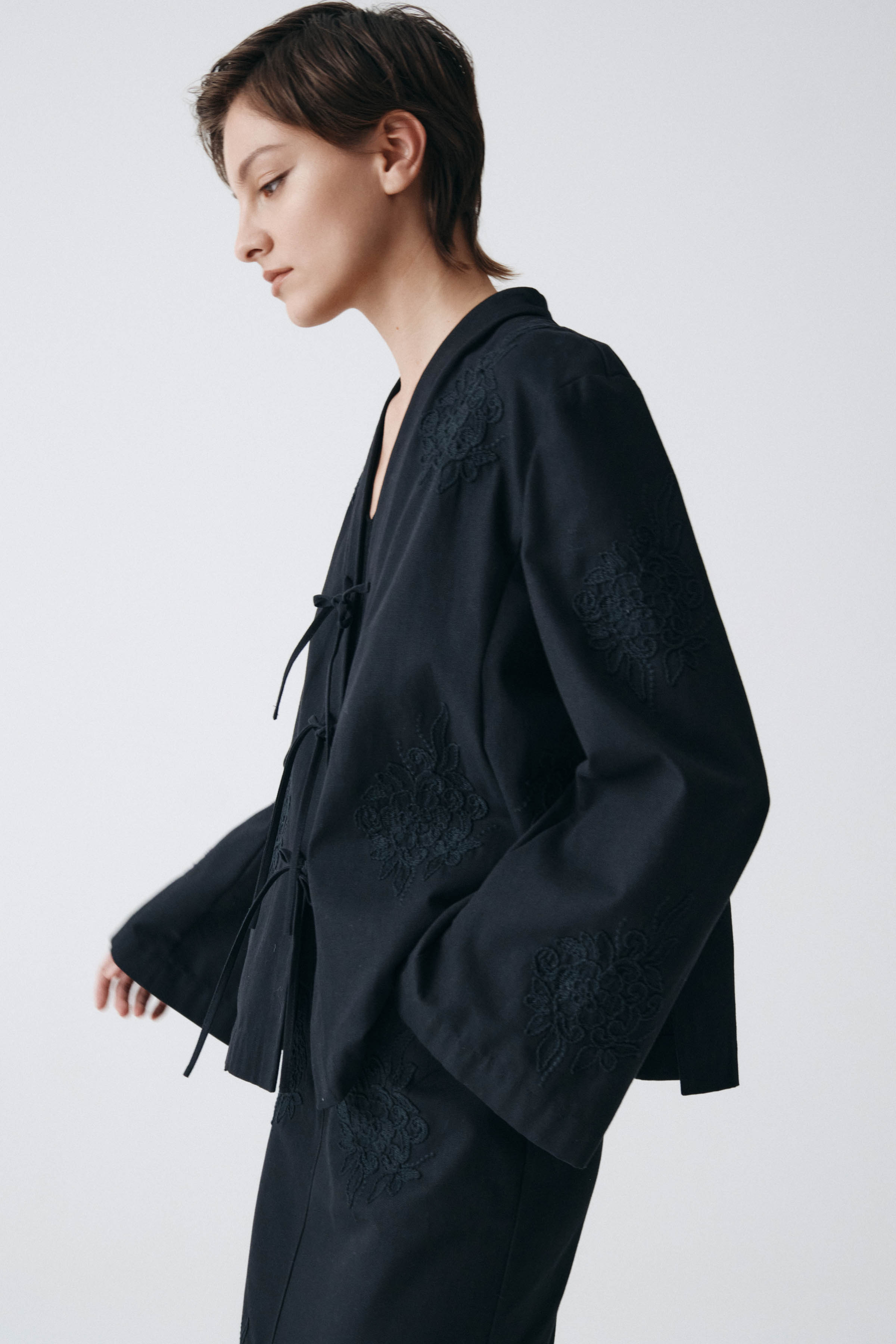 Жакет накидка с вышивкой, короткий  от Lesel (Лесель)! Заказывайте по ✆ 8 (800) 777 02 37