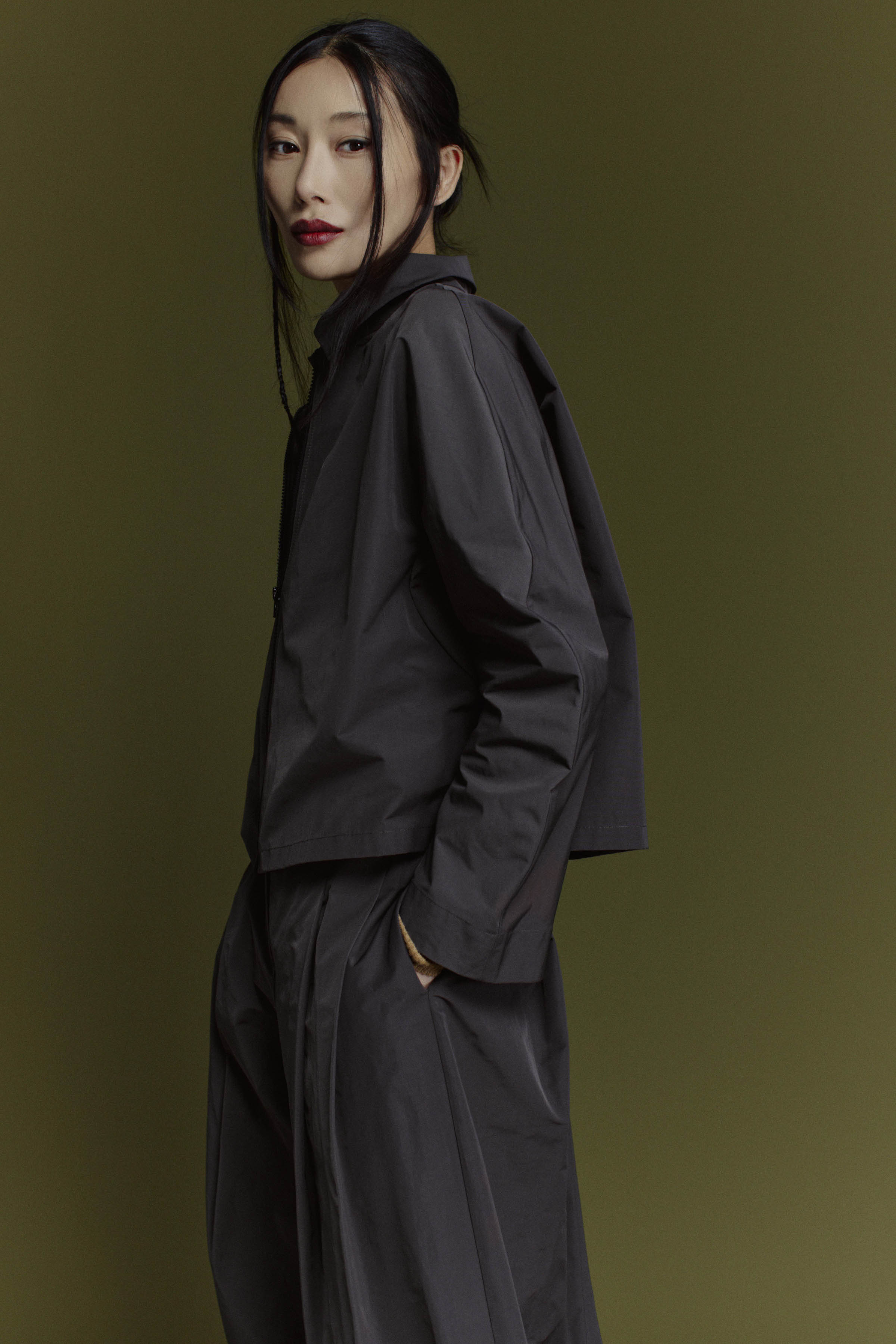 Жакет на молнии, с фигурными ластовицами 78 Полутень (penombre), 00 Черный (noir), 09 Крем-брюле (creme-brjule), 79 Гербарий (herbal) от Lesel (Лесель)! Заказывайте по ✆ 8 (800) 777 02 37