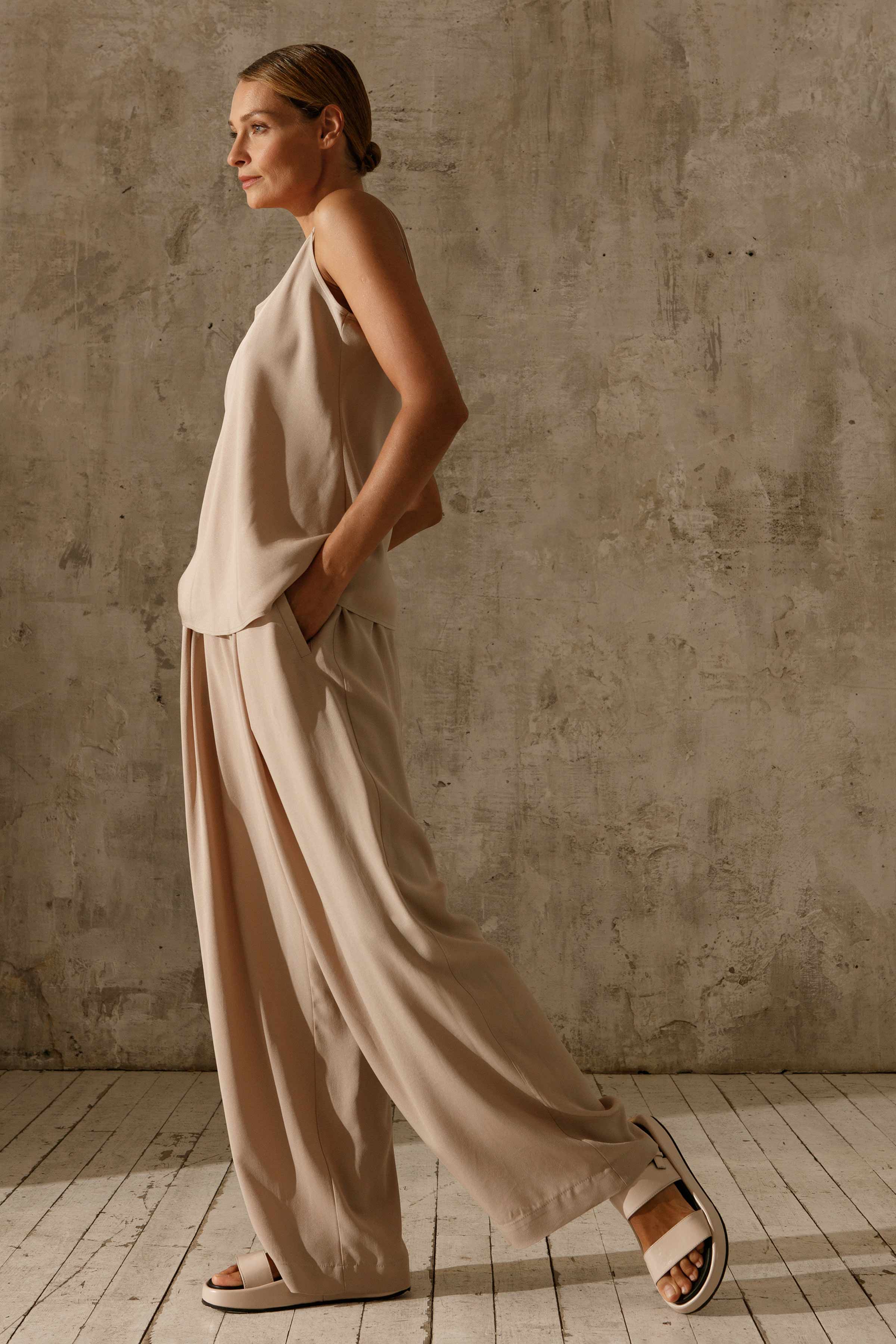 Брюки прямые со складками, креп  от Lesel (Лесель)! Заказывайте по ✆ 8 (800) 777 02 37