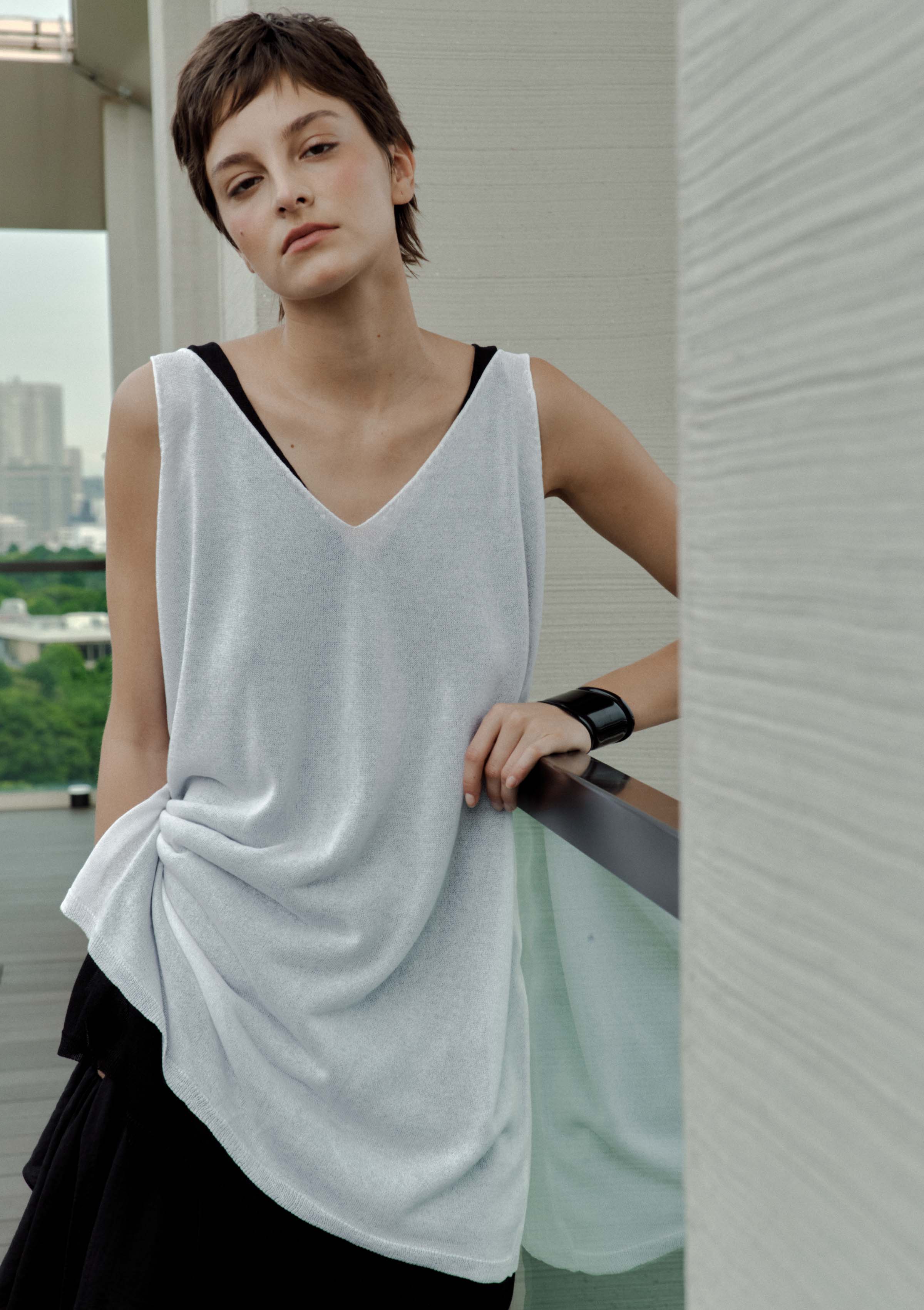 Топ туника на бретелях с разрезом