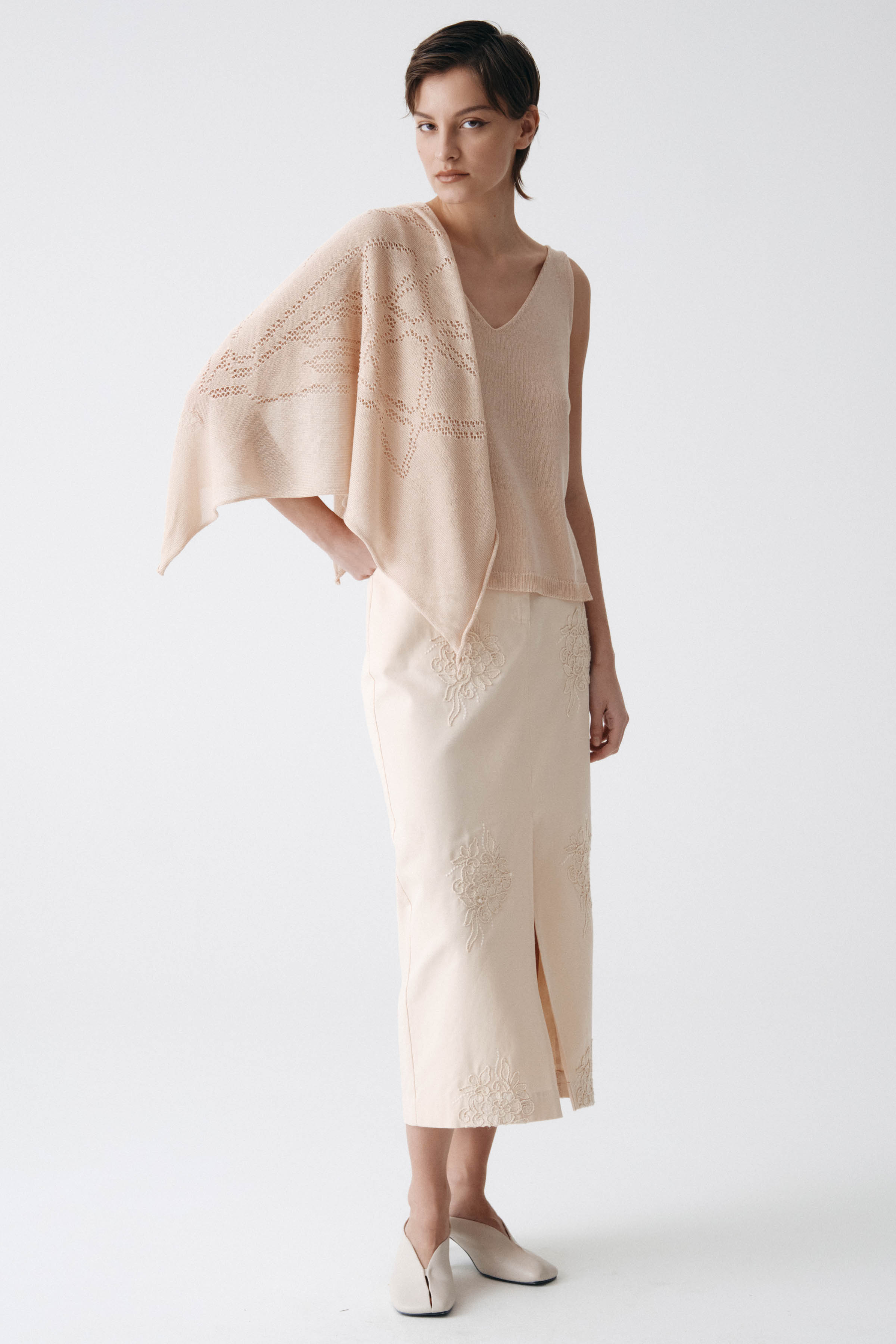 Юбка прямая с вышивкой  от Lesel (Лесель)! Заказывайте по ✆ 8 (800) 777 02 37