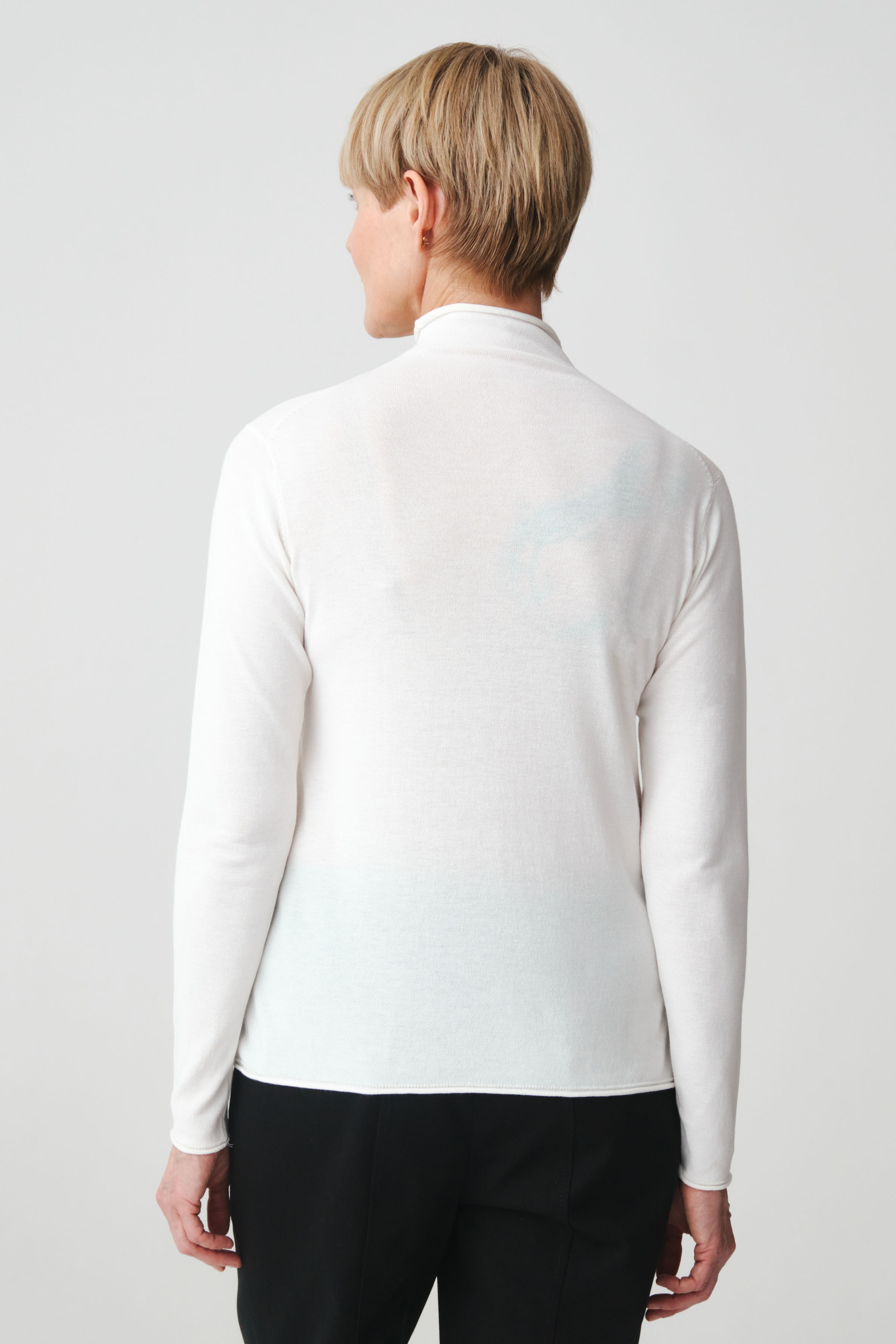 Джемпер водолазка с разрезом