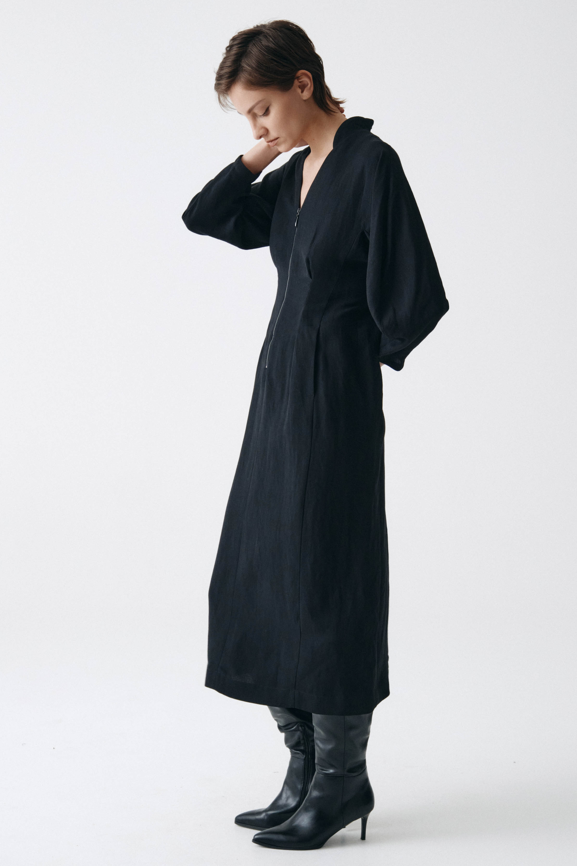 Платье песочные часы с овальными рукавами и шнуровкой