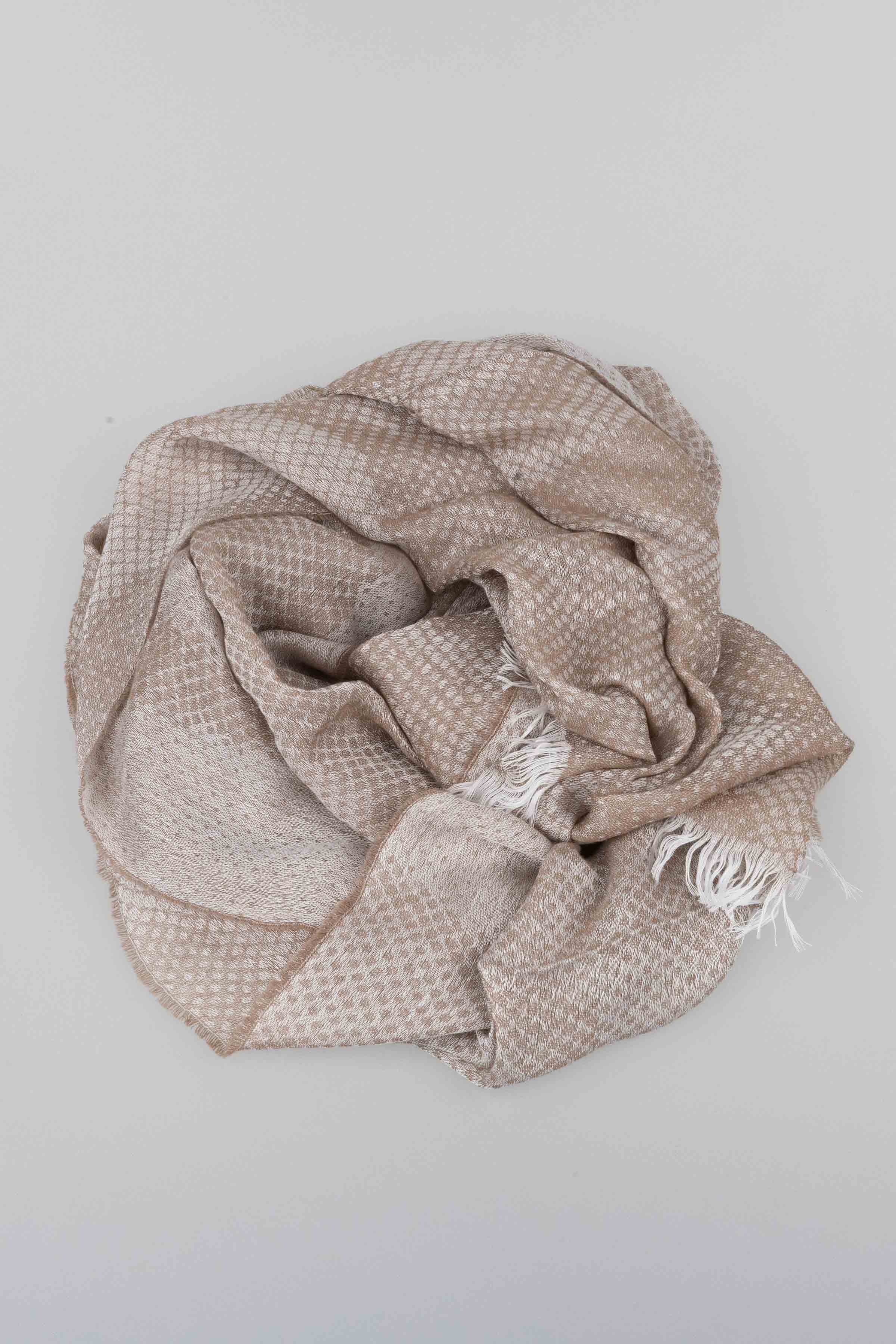 Палантин DIANORA 10 Серый (grise), 02 Лён (lin), 35 Синий (bleu), 59 Лайм (lime), 68 Изумруд (emeraude), 52 Цитрин (citrine), 01 Мел (craie) от Lesel (Лесель)! Заказывайте по ✆ 8 (800) 777 02 37