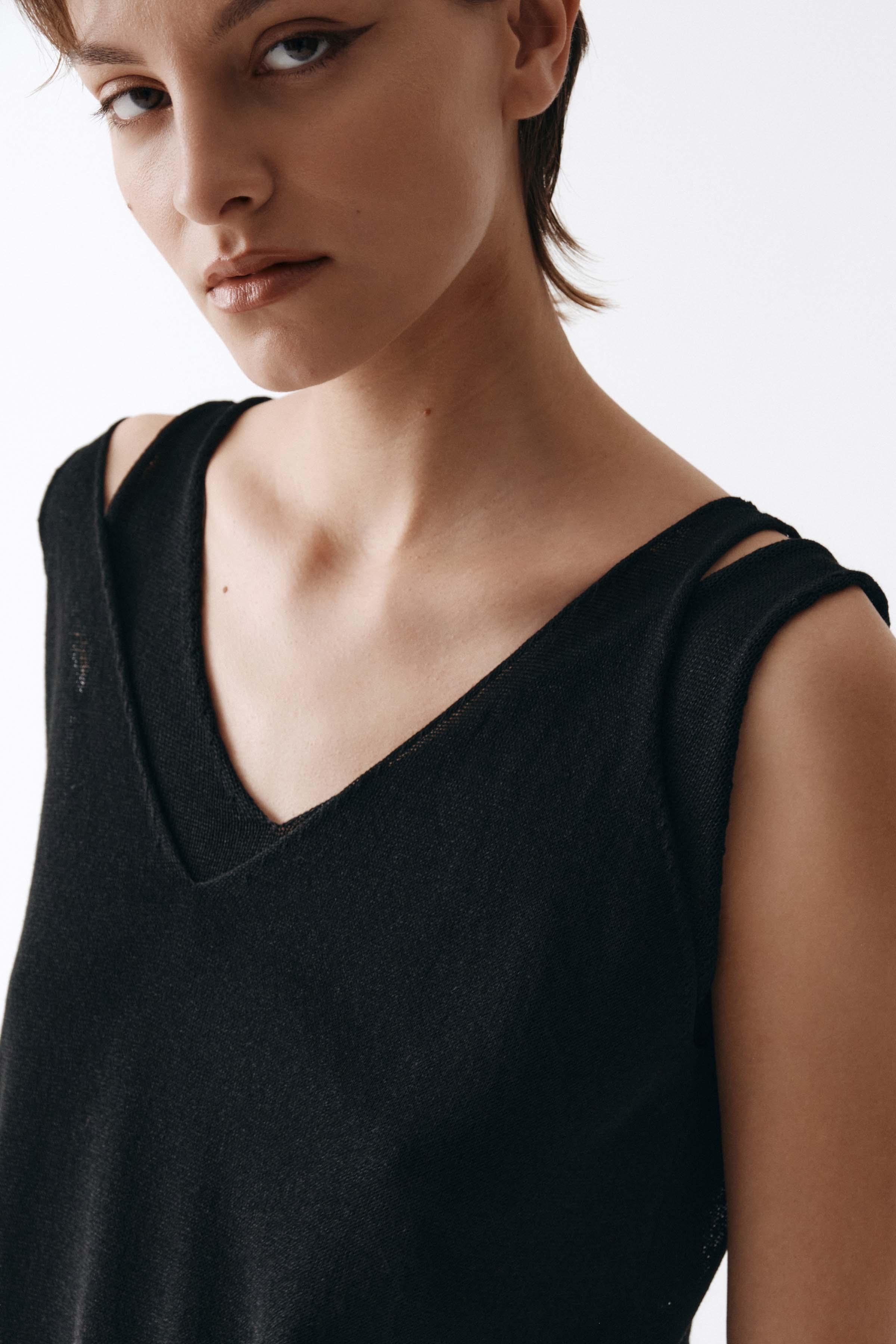 Топ туника на бретелях с разрезом