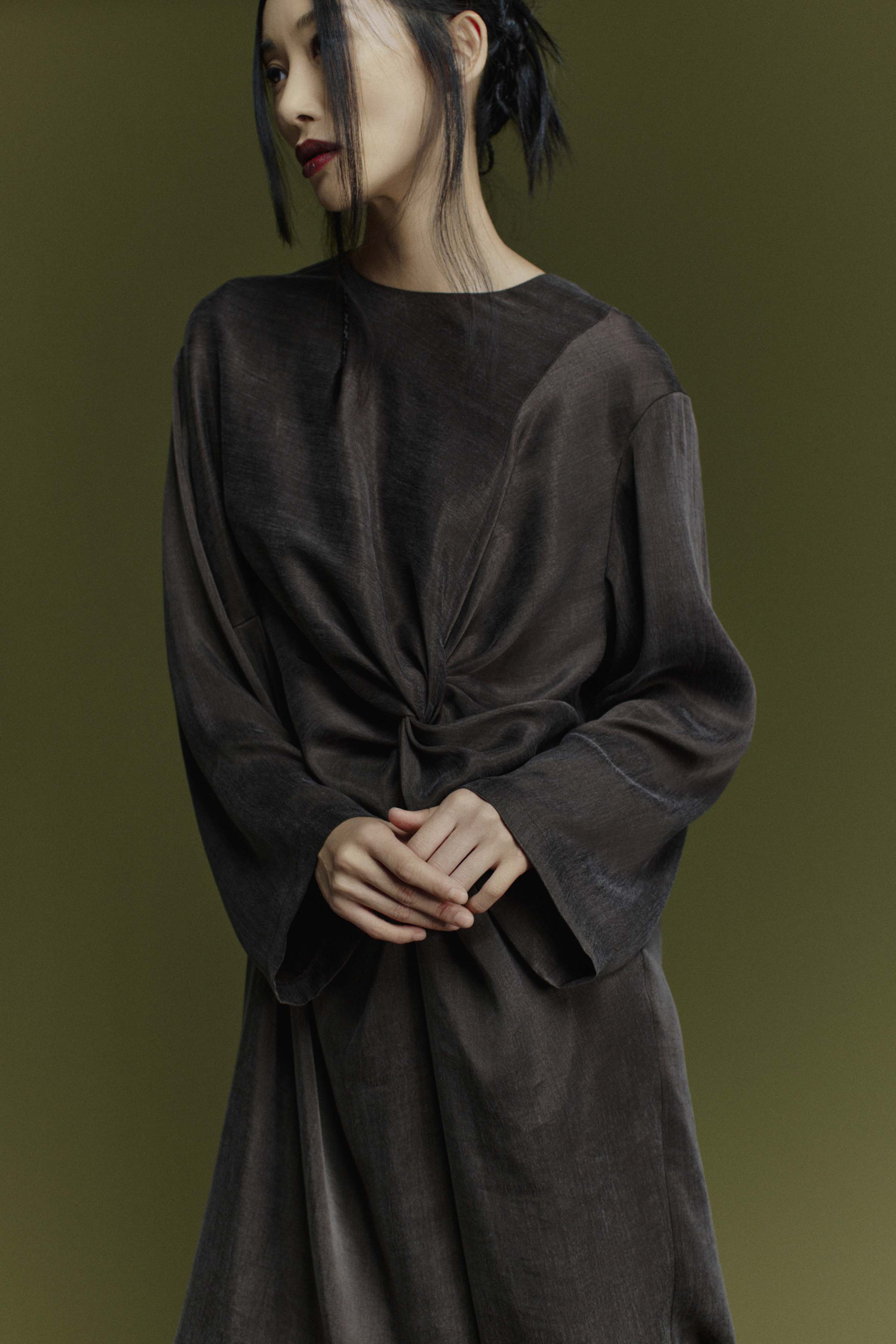 Платье со сложной драпировкой, вареный шелк 71 Мокко меланж (melange mocco) от Lesel (Лесель)! Заказывайте по ✆ 8 (800) 777 02 37