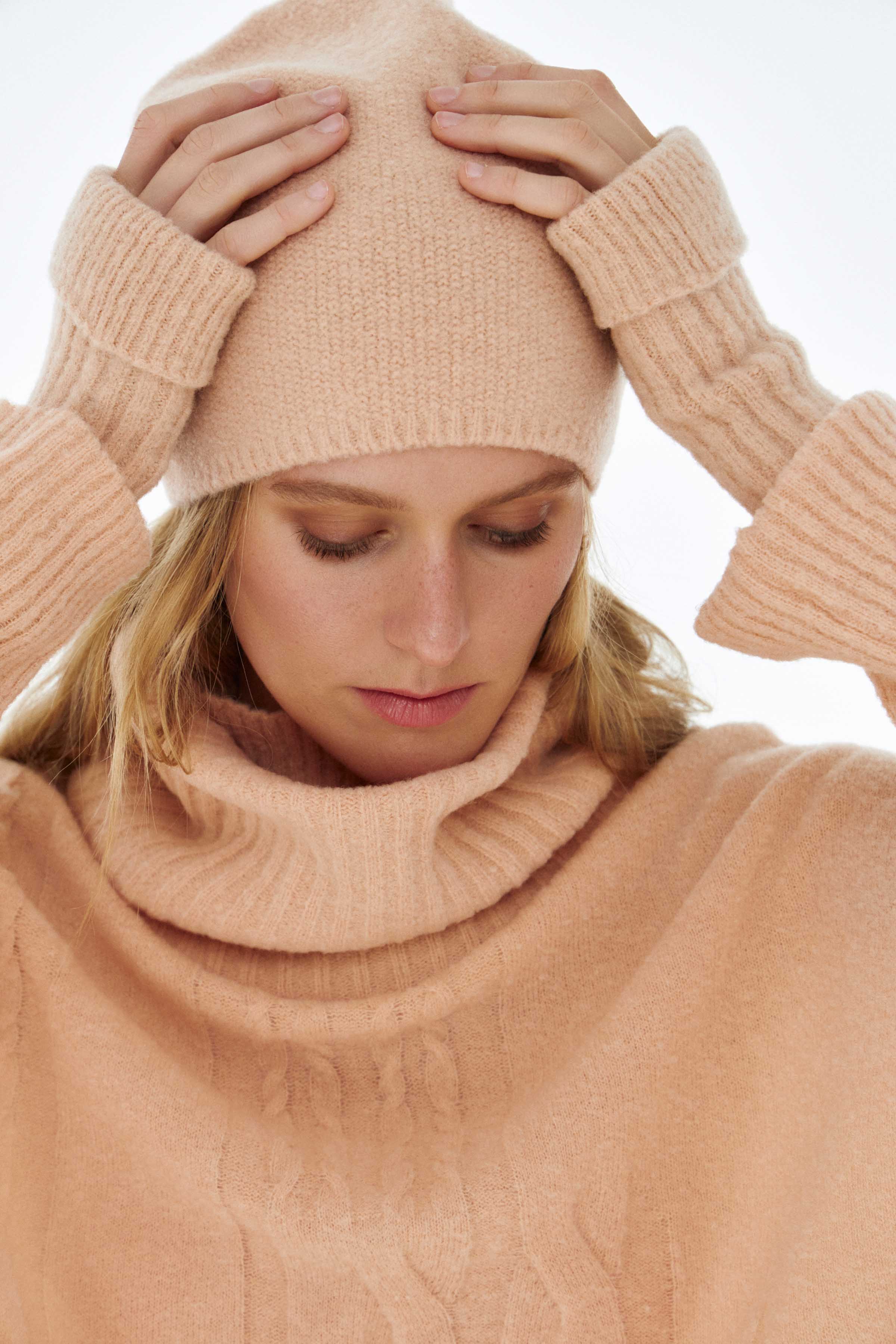 Шапка Овал 41 Розовый мрамор (marbre rose), 09 Беж-меланж (melange beige), 62 Хризолит (chrysolithe), 00 Черный (noir), 36 Бирюза (turguoise), 43 Цикламен (cyclamen) от Lesel (Лесель)! Заказывайте по ✆ 8 (800) 777 02 37