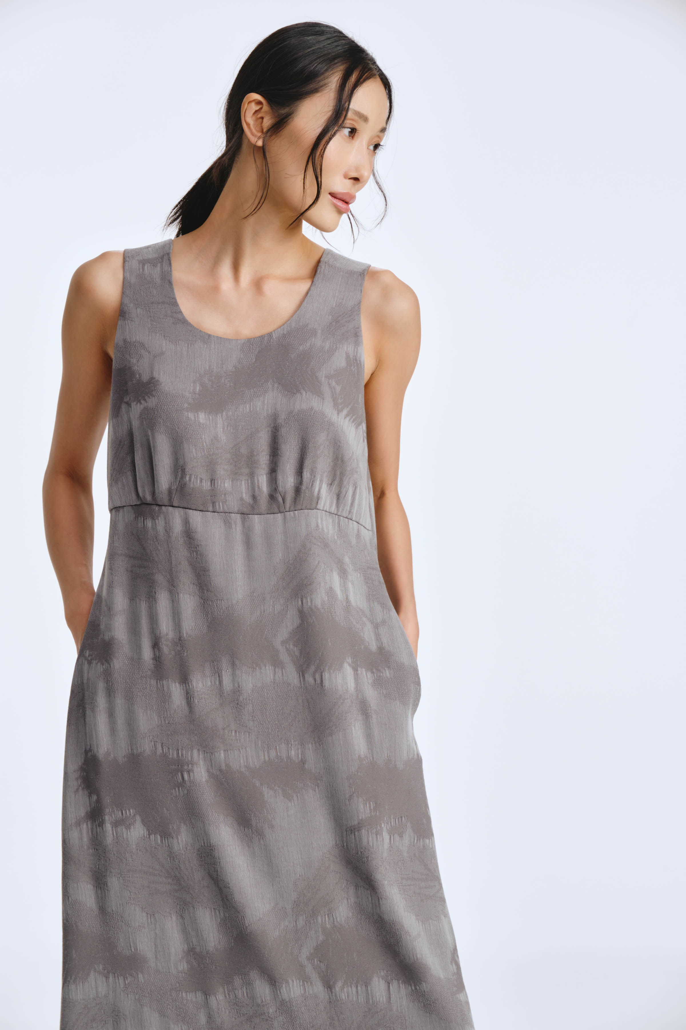 Платье прямое, широкие бретели, жаккард 01 Серый перламутр (nacre gris) от Lesel (Лесель)! Заказывайте по ✆ 8 (800) 777 02 37