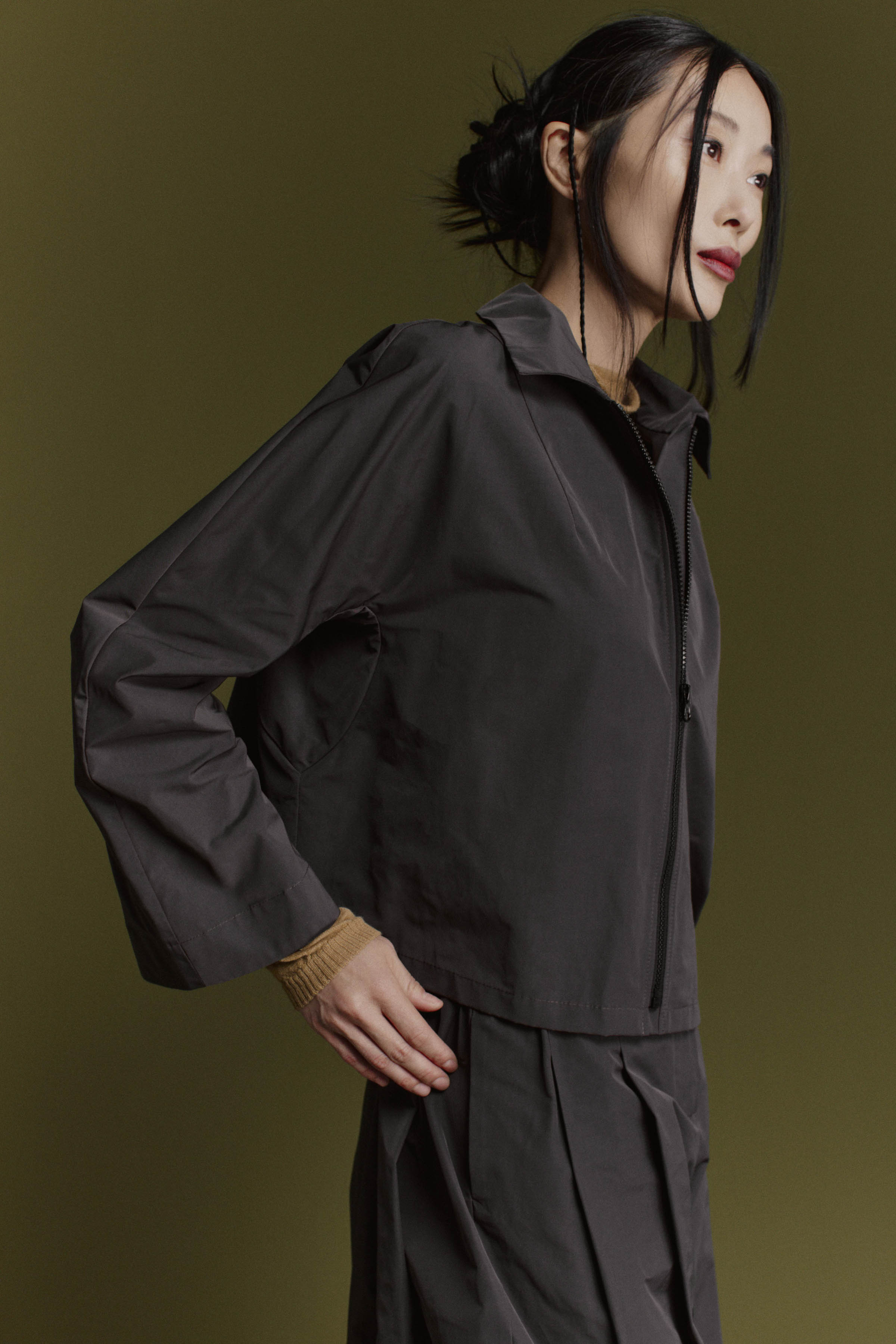 Жакет на молнии, с фигурными ластовицами 78 Полутень (penombre), 00 Черный (noir), 09 Крем-брюле (creme-brjule), 79 Гербарий (herbal) от Lesel (Лесель)! Заказывайте по ✆ 8 (800) 777 02 37