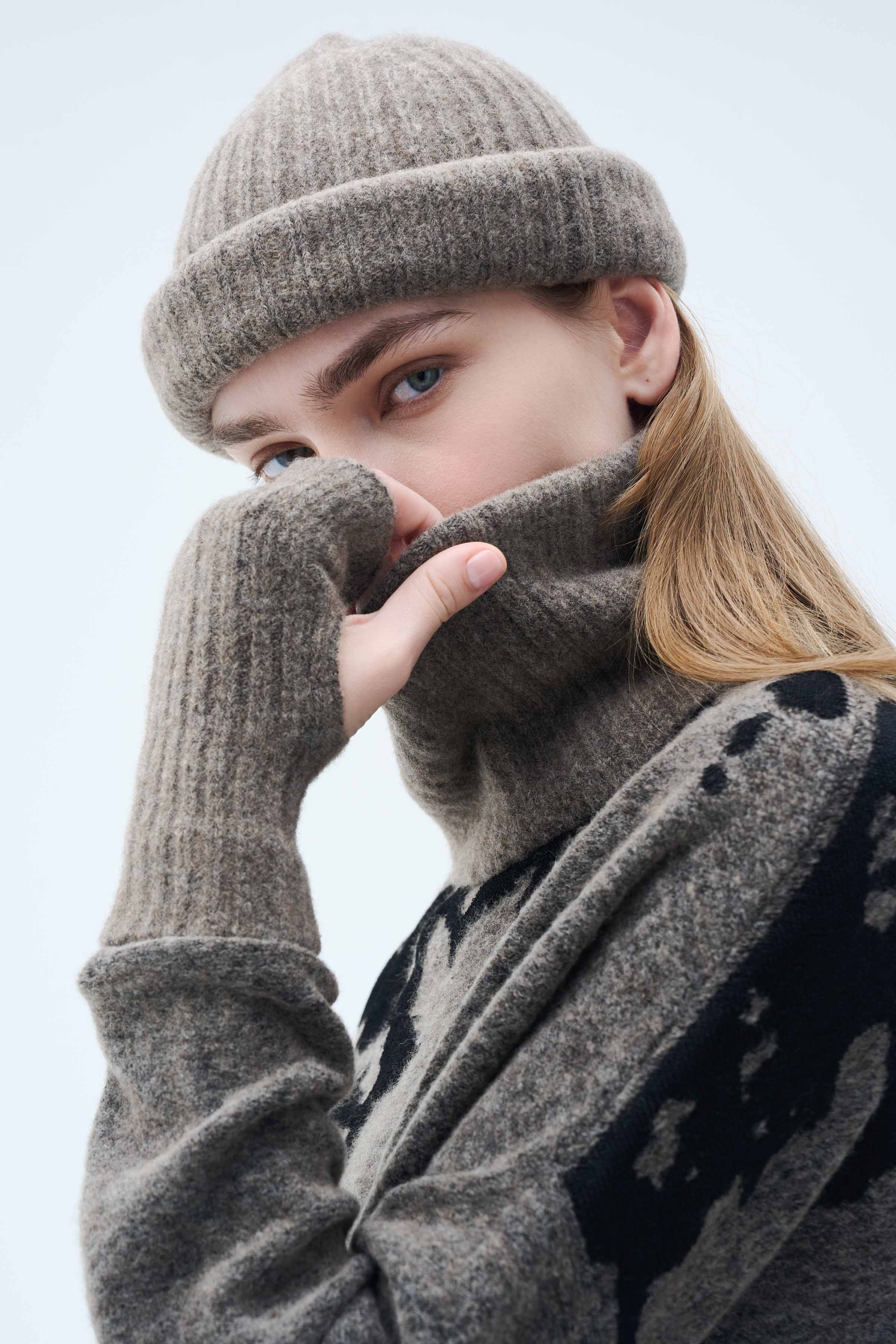 Митенки 09 Беж-меланж (melange beige), 00 Черный (noir), 15 Серый меланж (melange gris), 34 Голубой лед (glace bleue), 62 Хризолит (chrysolithe) от Lesel (Лесель)! Заказывайте по ✆ 8 (800) 777 02 37