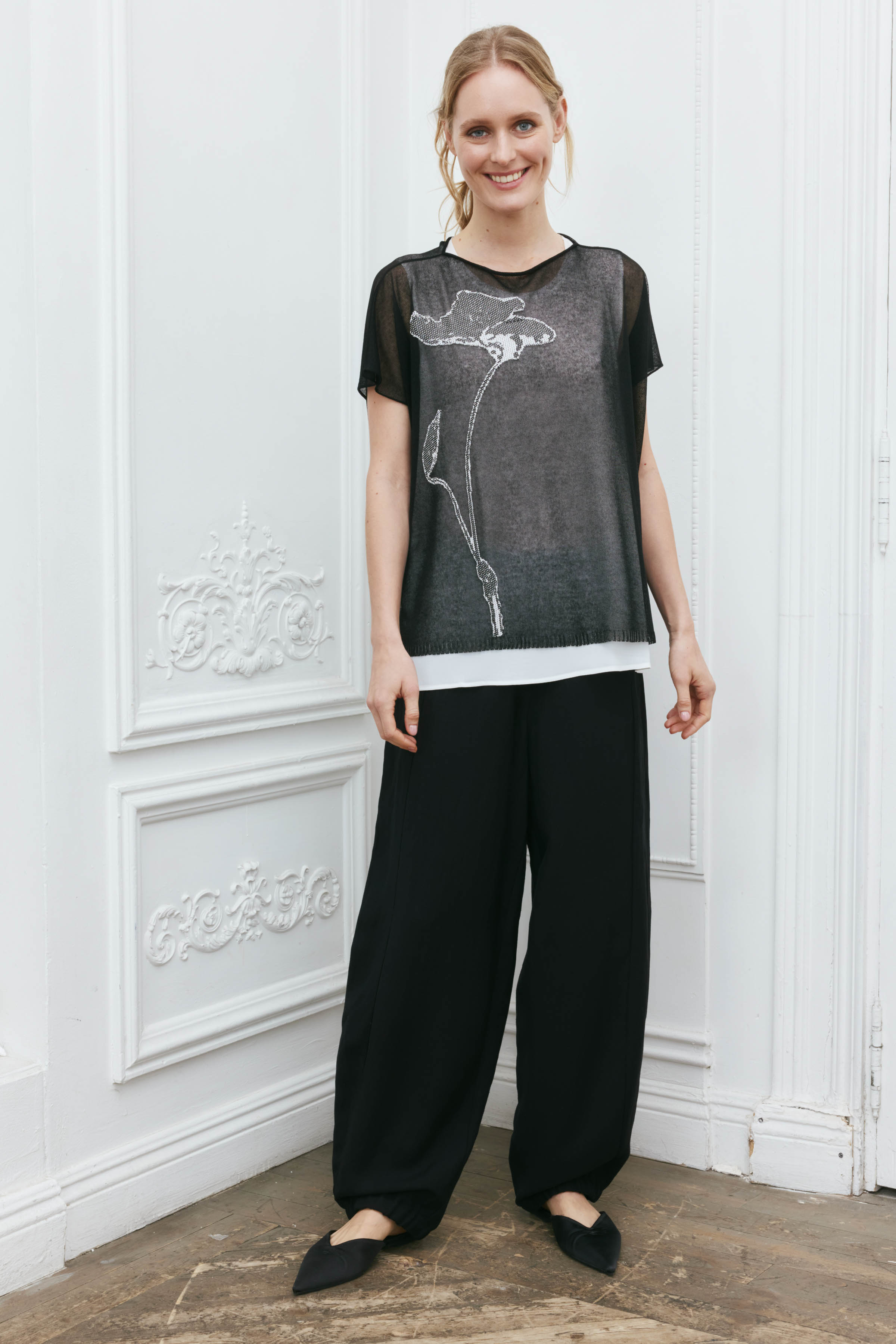 Джемпер с коротким рукавом Цветок с бутоном  от Lesel (Лесель)! Заказывайте по ✆ 8 (800) 777 02 37