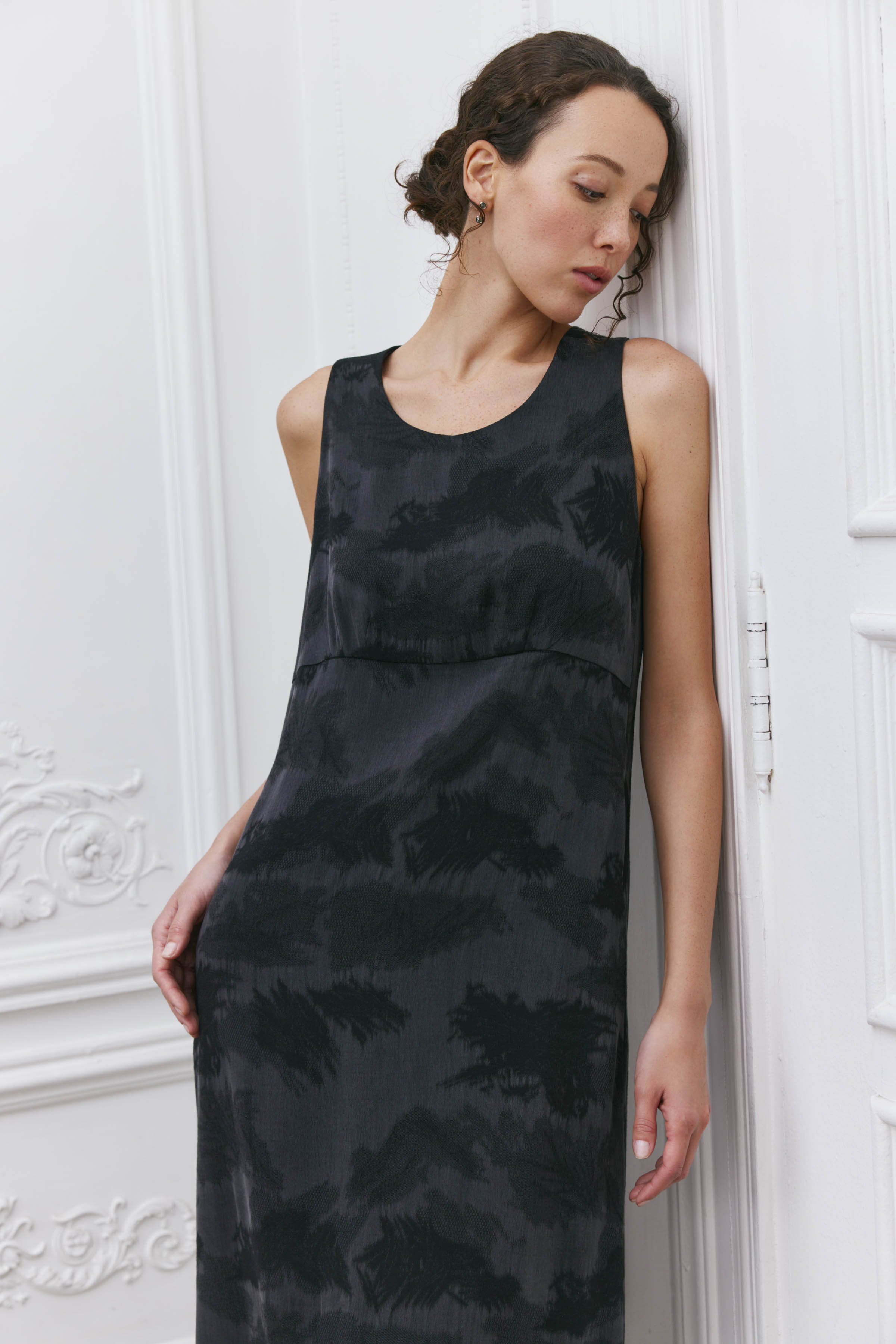 Платье прямое, широкие бретели, жаккард 00 Чёрный перламутр (nacre noire), 01 Серый перламутр (nacre gris) от Lesel (Лесель)! Заказывайте по ✆ 8 (800) 777 02 37