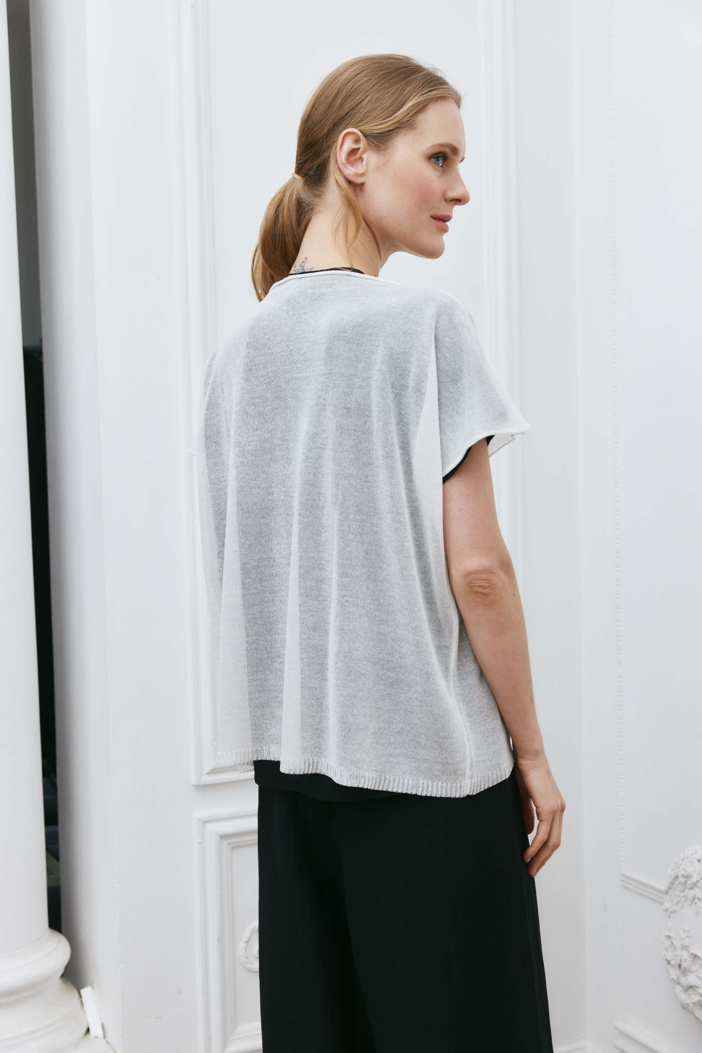 Джемпер с коротким рукавом Цветок с бутоном  от Lesel (Лесель)! Заказывайте по ✆ 8 (800) 777 02 37