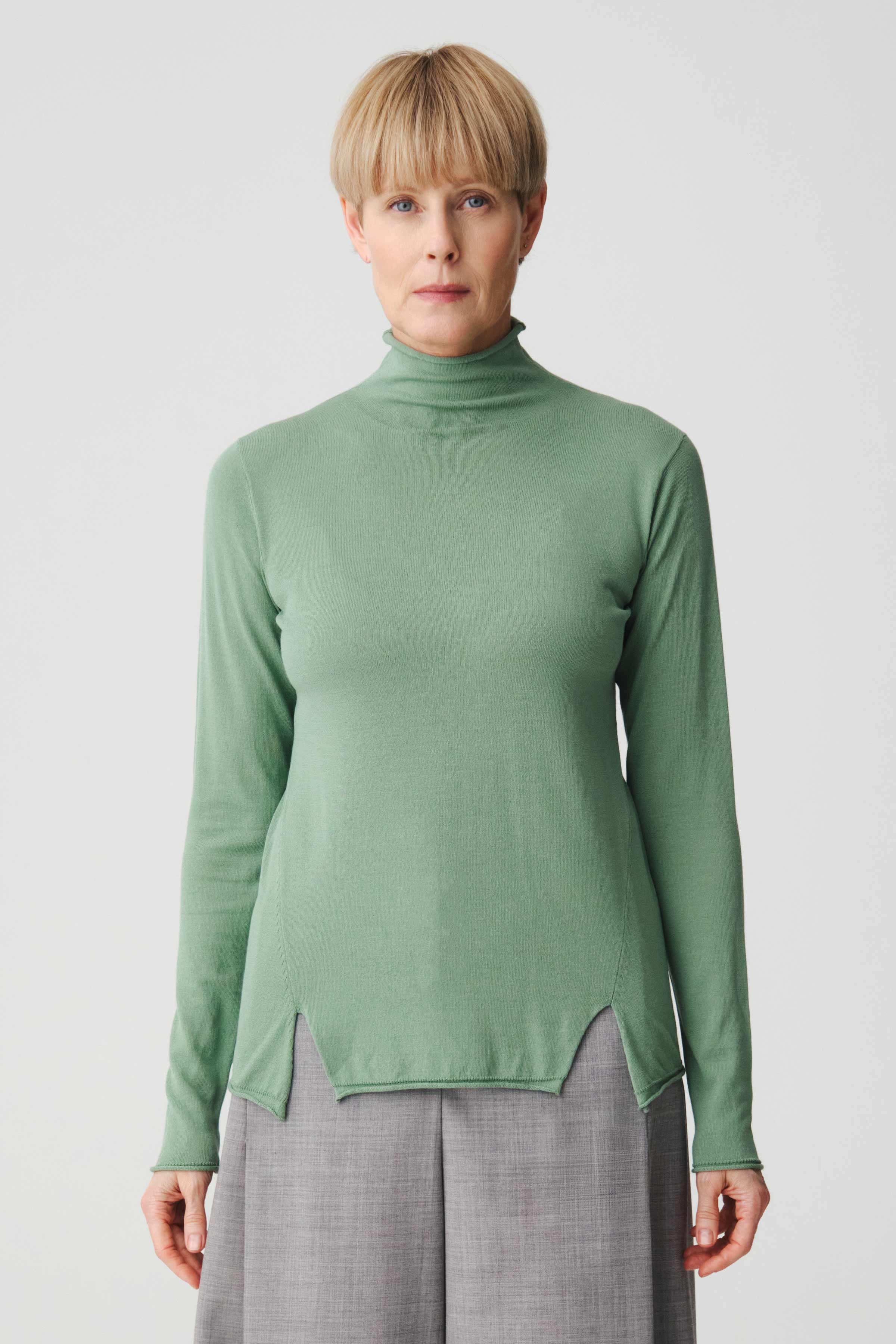 Джемпер водолазка с разрезом