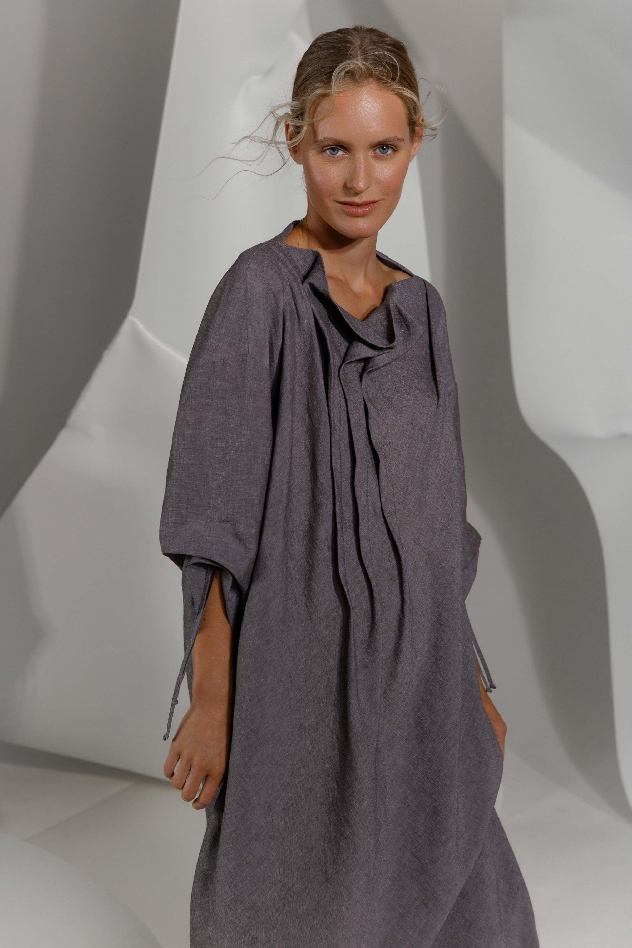 Платье с асимметричными складками, лён 15 Серый меланж (melange gris) от Lesel (Лесель)! Заказывайте по ✆ 8 (800) 777 02 37
