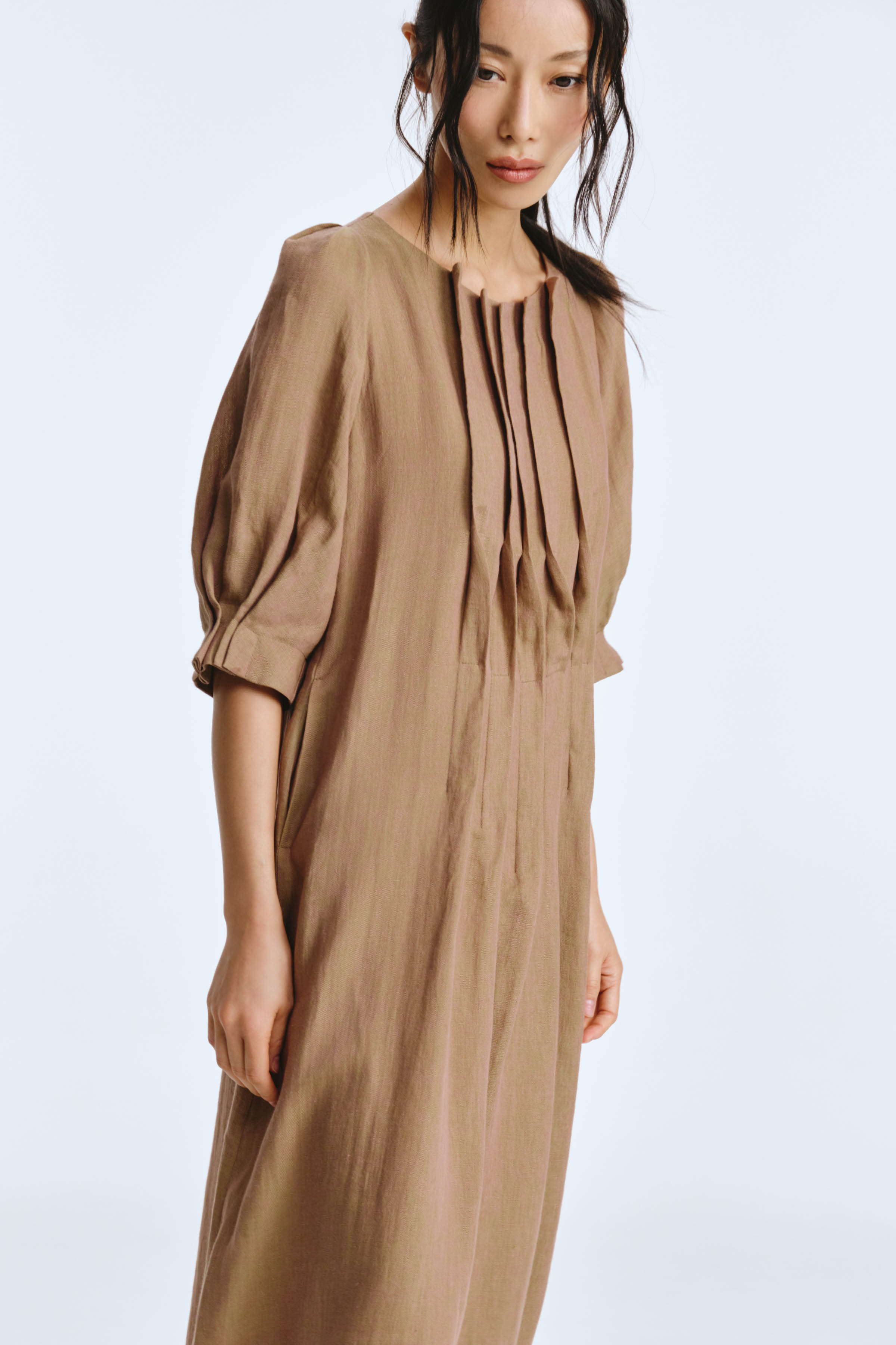 Платье с широкими защипами, лен