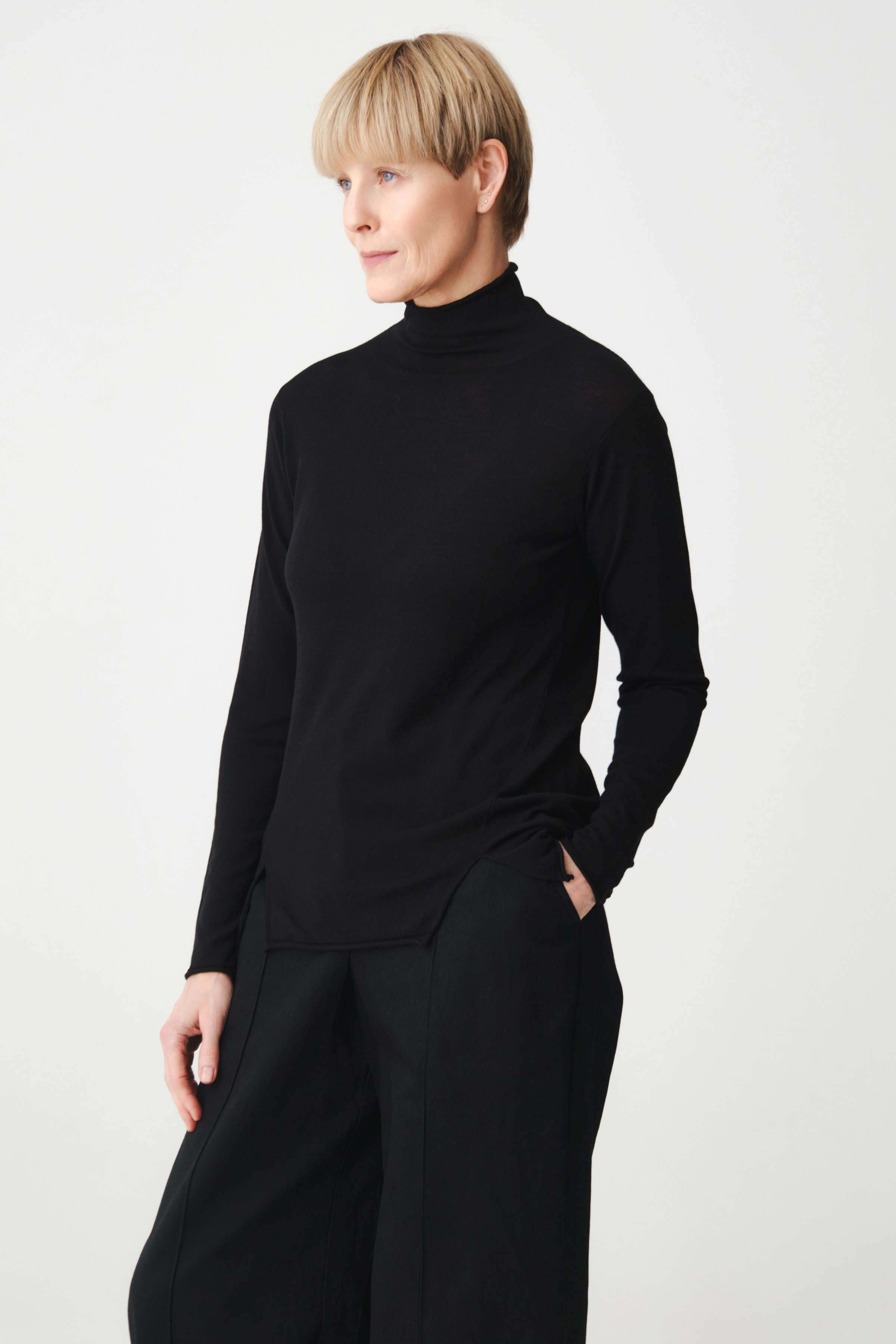 Джемпер водолазка с разрезом