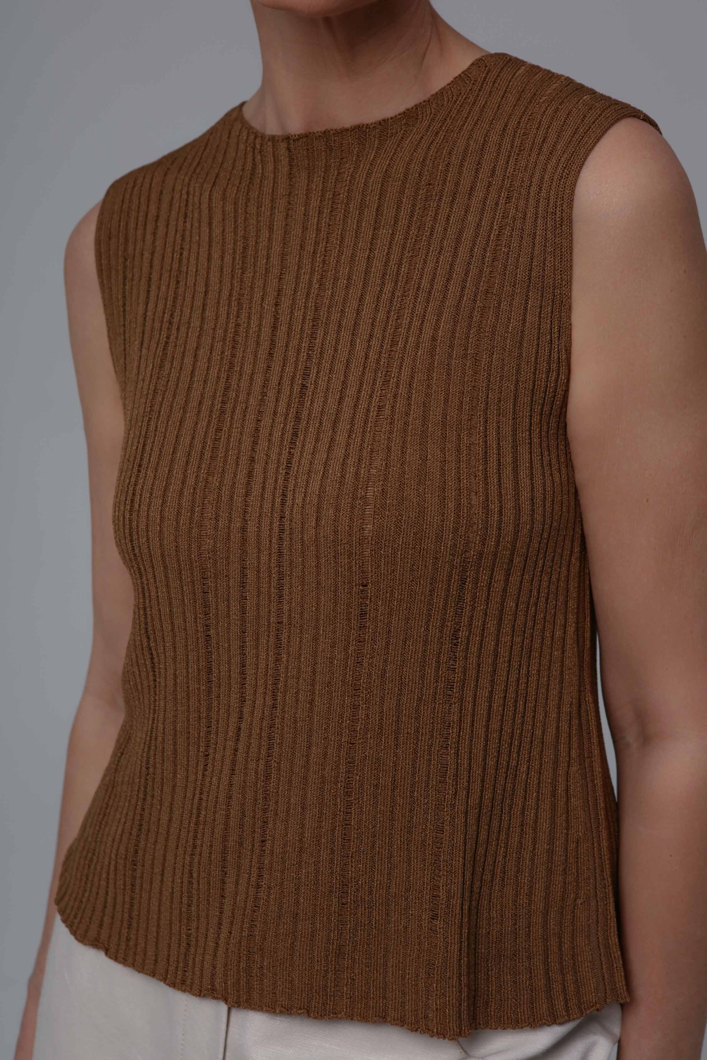 Топ Безрукавка Ластичная 76 Орех (noisette) от Lesel (Лесель)! Заказывайте по ✆ 8 (800) 777 02 37