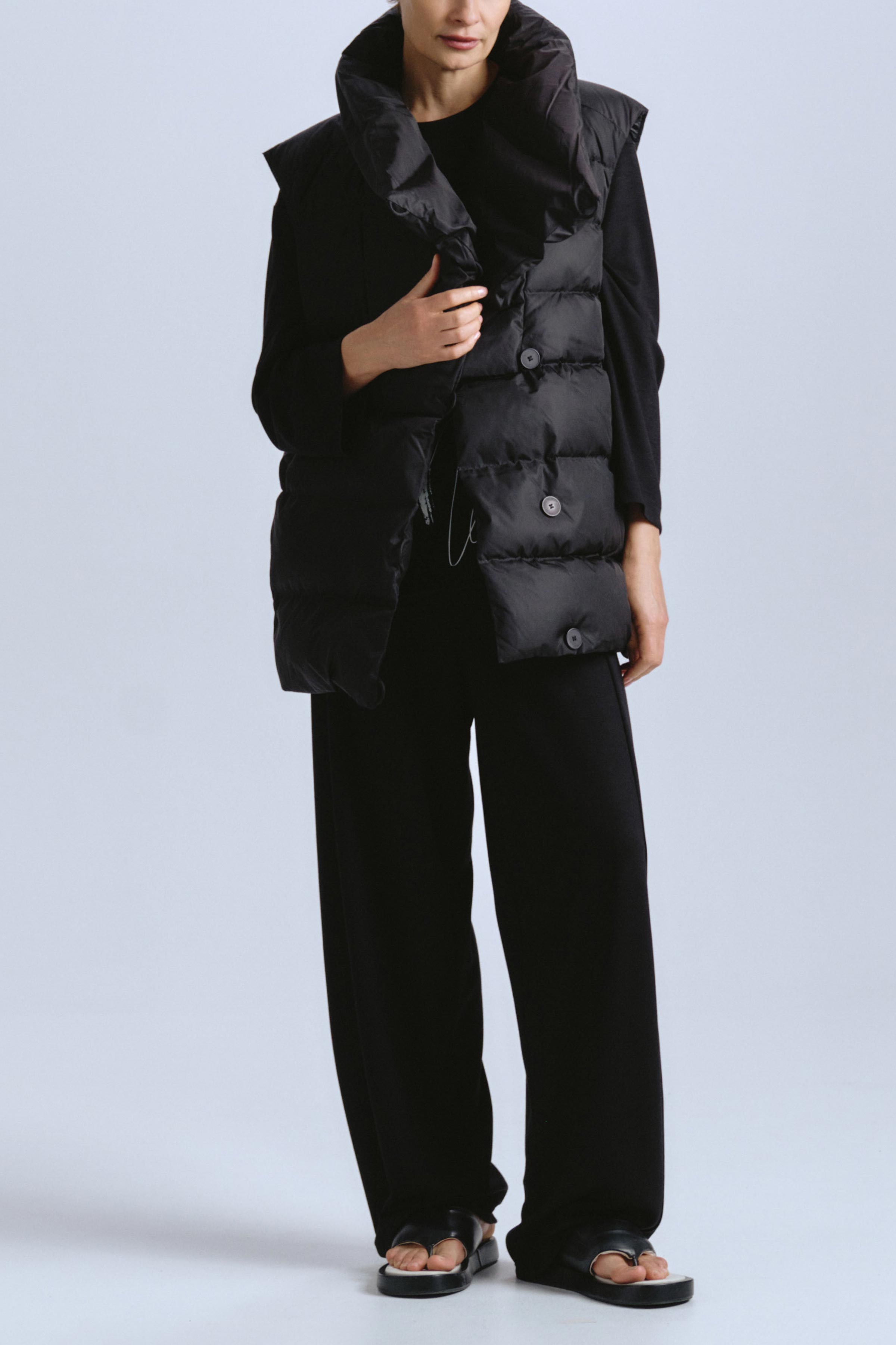 Жилет пуховый с навесными петлями