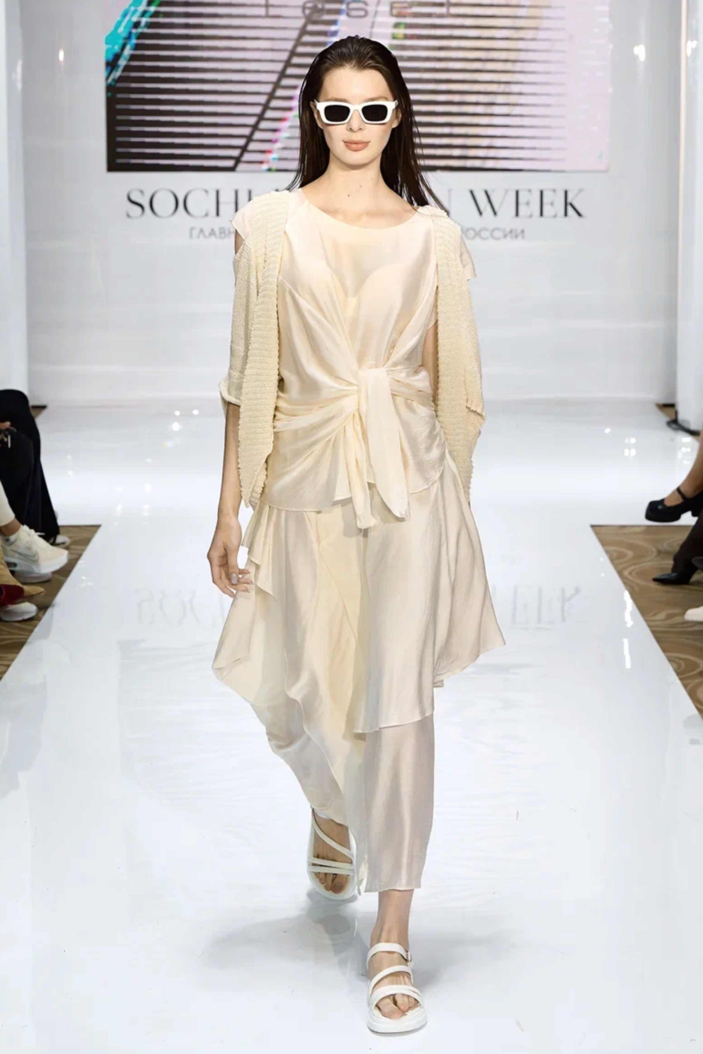 Блуза с узлом, шёлк  от Lesel (Лесель)! Заказывайте по ✆ 8 (800) 777 02 37