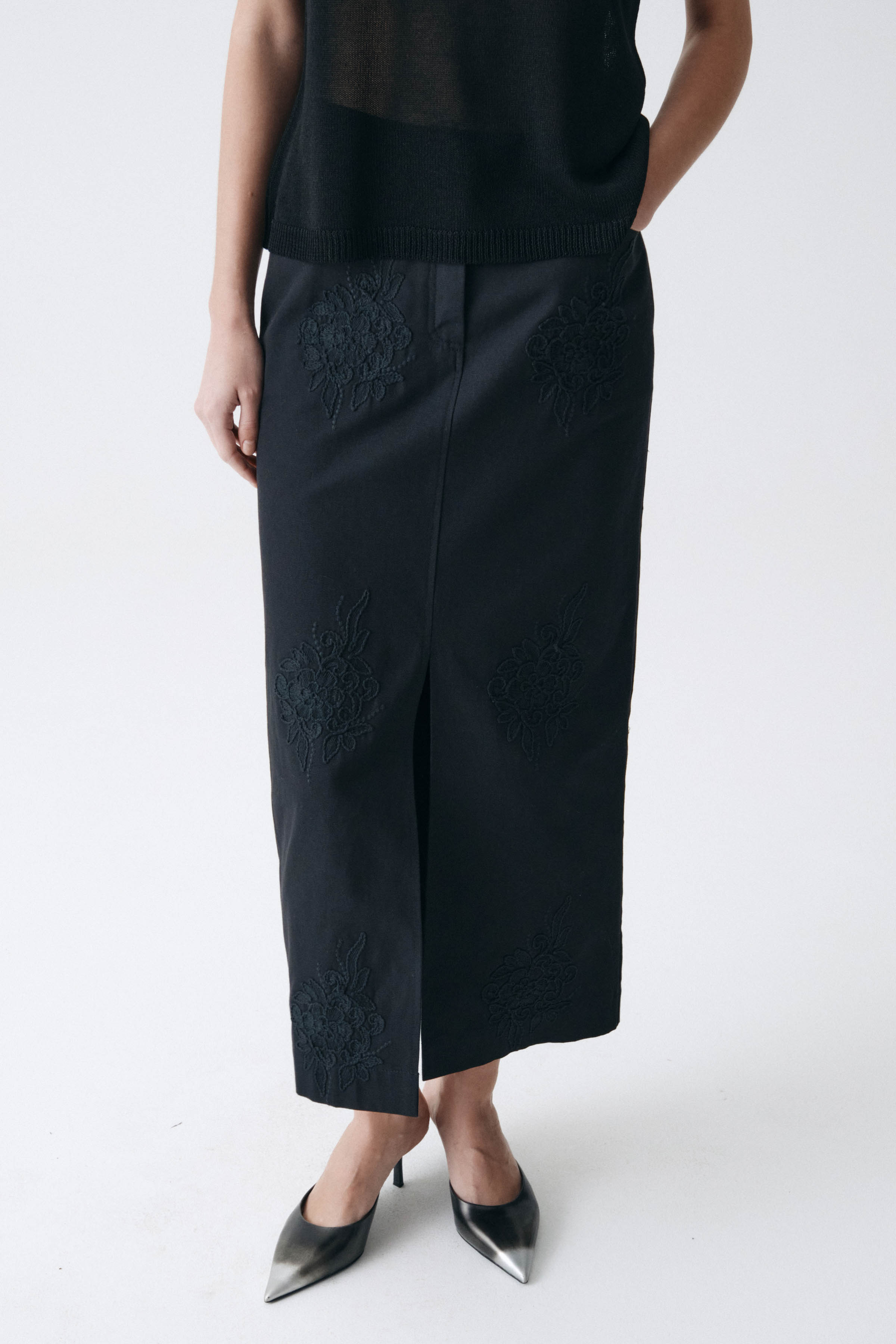 Юбка прямая с вышивкой