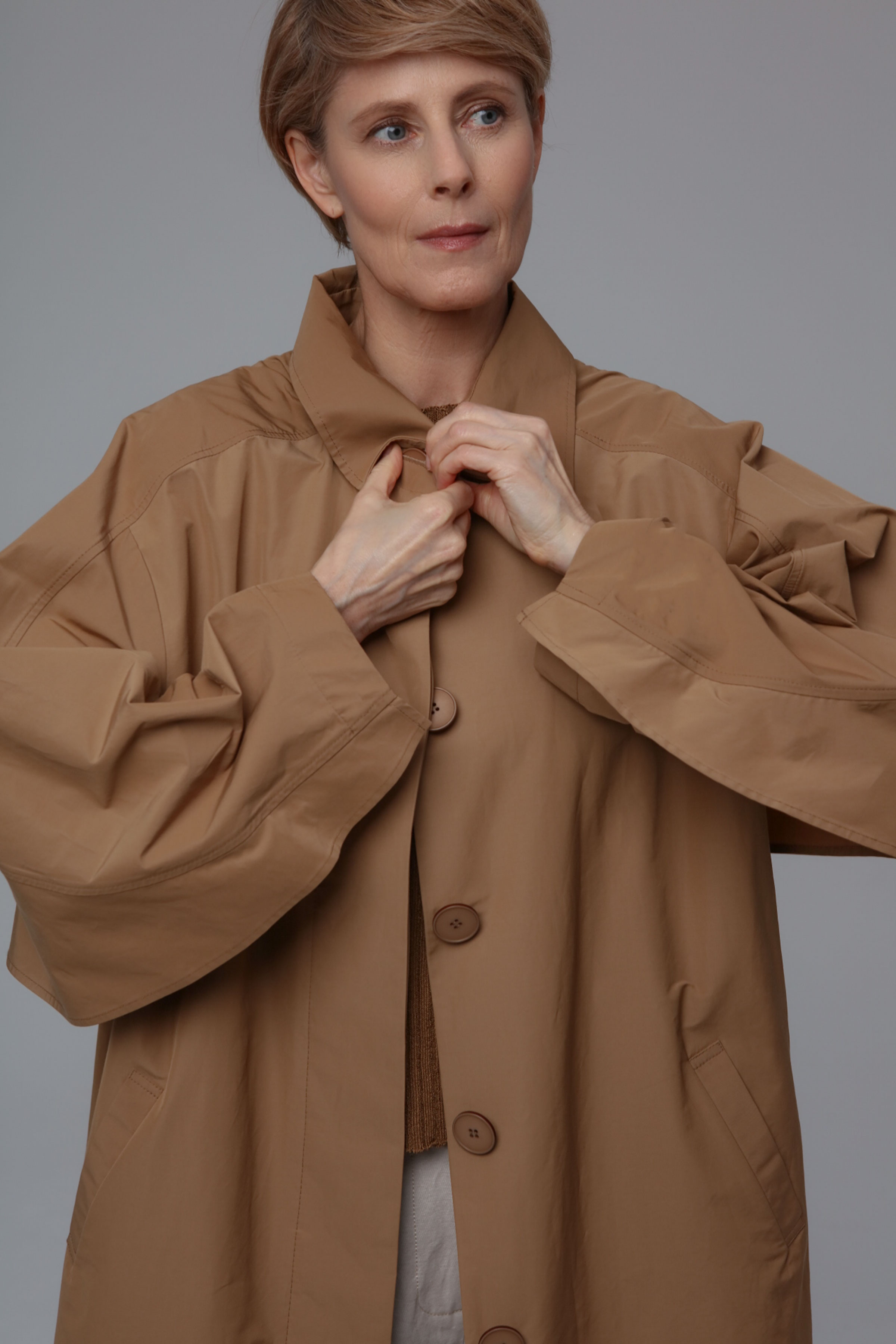 Тренч прямой Крылатый 09 Крем-брюле (creme-brjule), 00 Черный (noir) от Lesel (Лесель)! Заказывайте по ✆ 8 (800) 777 02 37