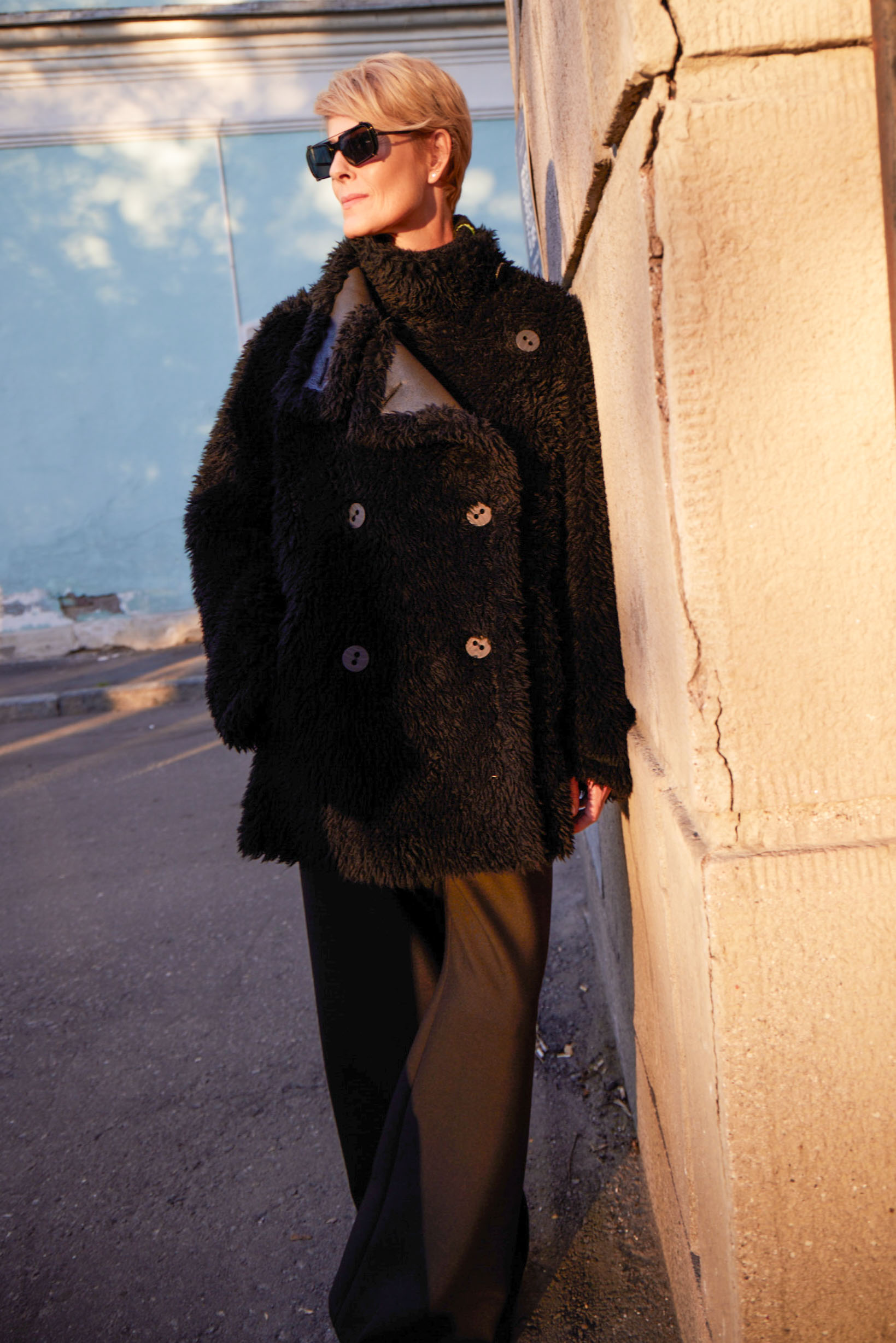 Пальто дубленка, с лацканами и воротником-стойкой средняя