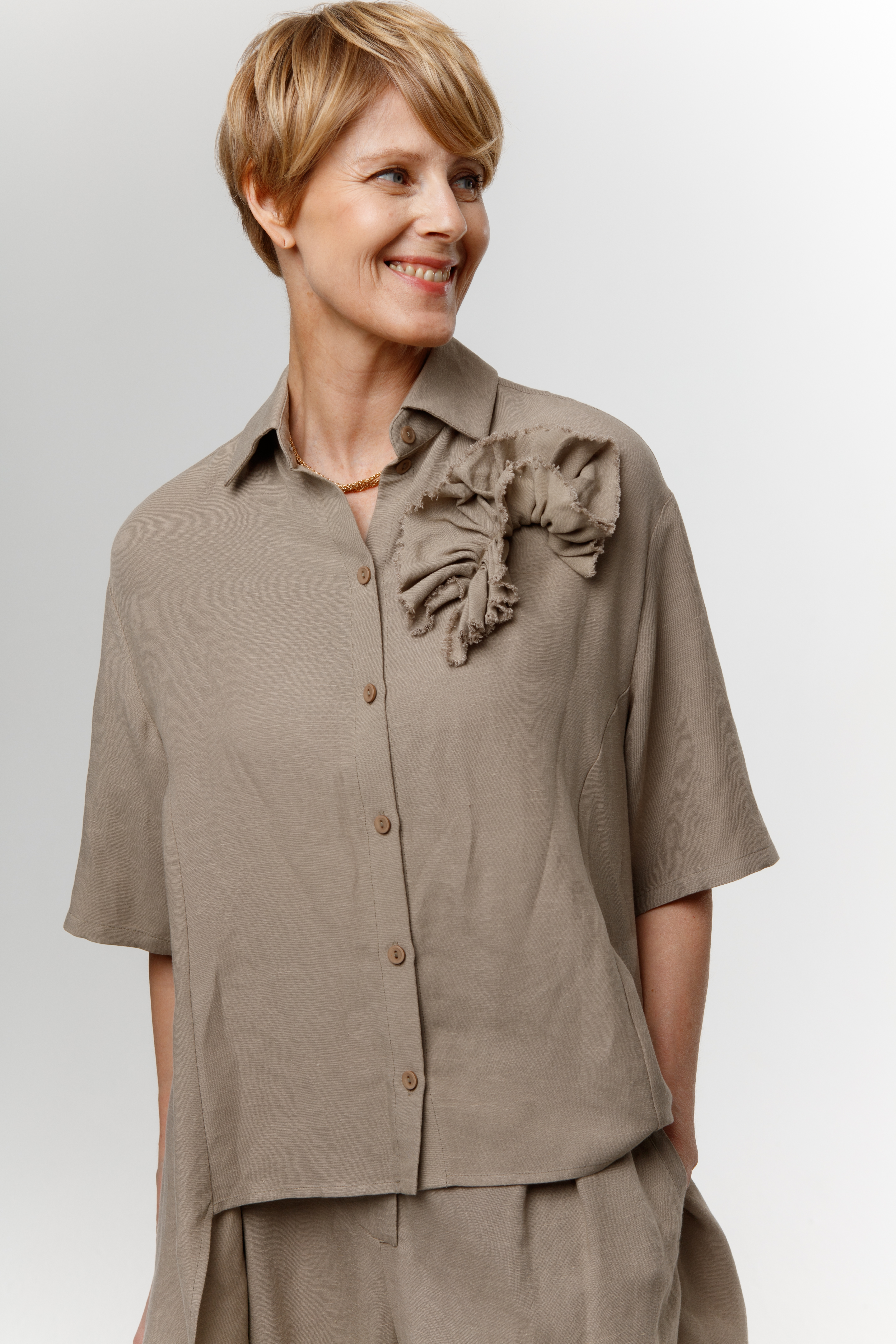 Блуза с длинной спинкой и декором, мягкий лён  от Lesel (Лесель)! Заказывайте по ✆ 8 (800) 777 02 37