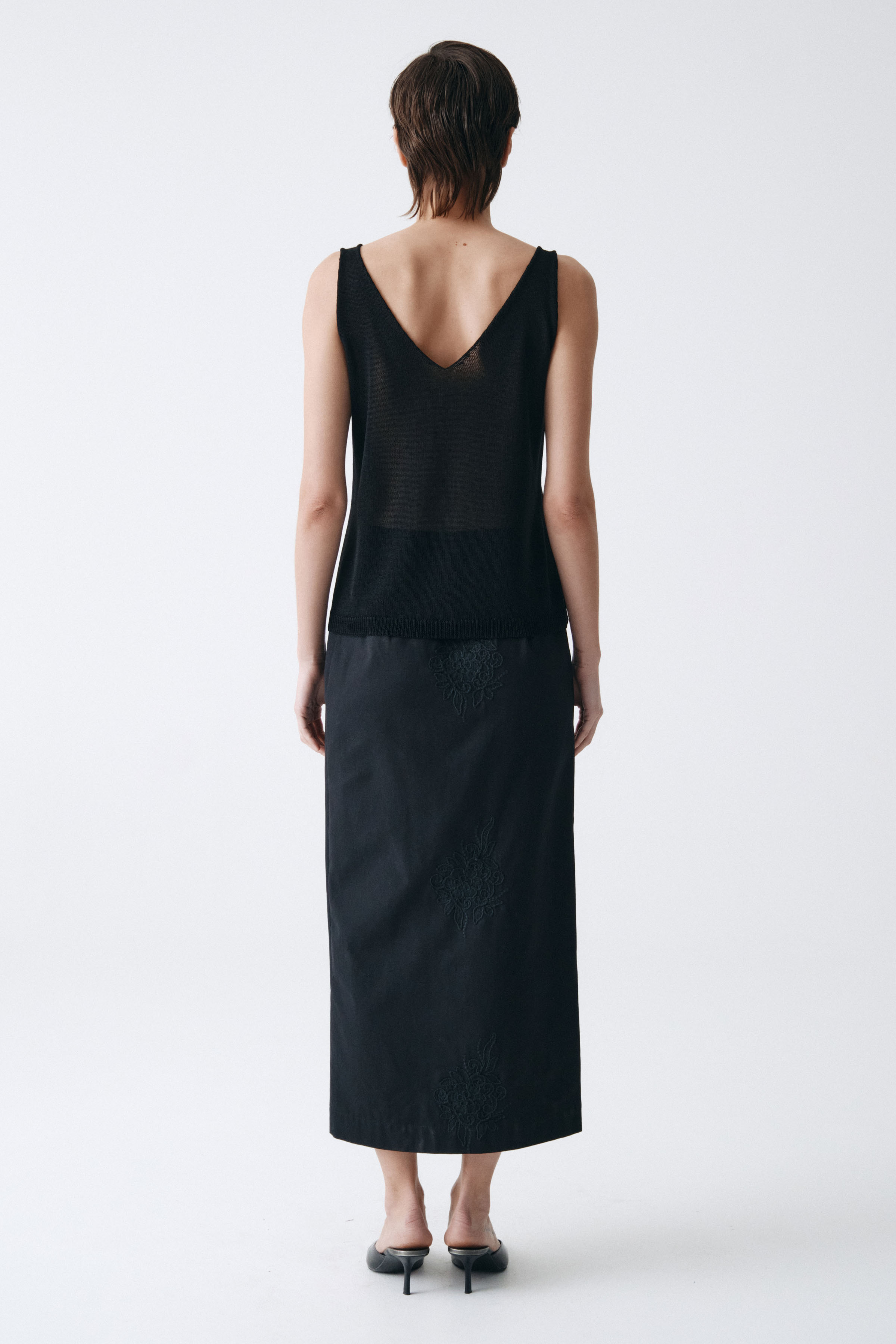 Юбка прямая с вышивкой