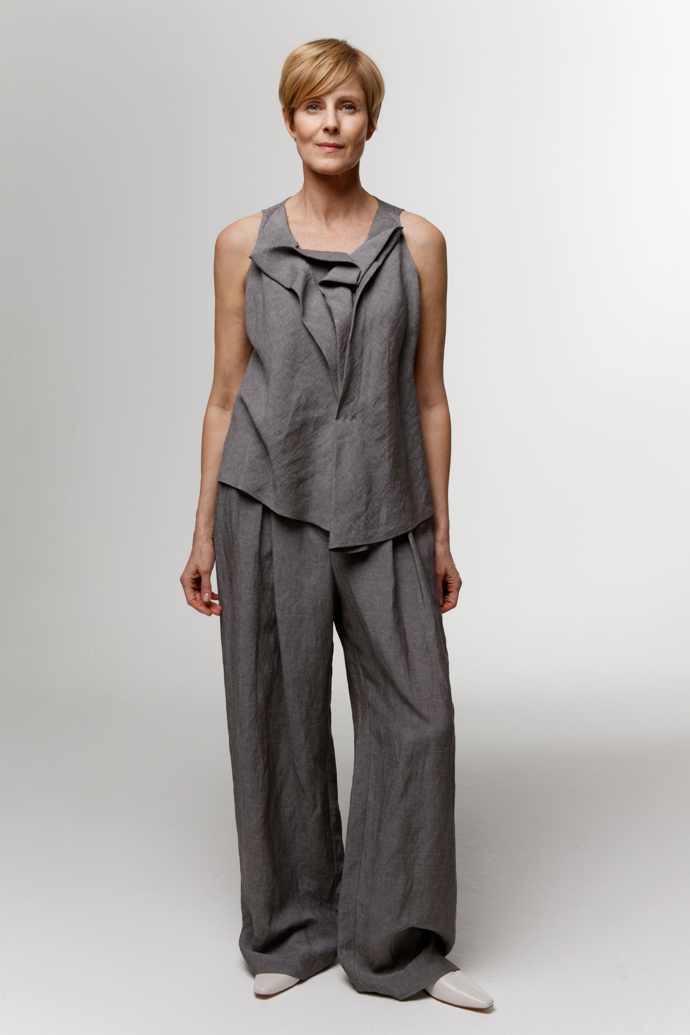 Брюки прямые со складками, лён  от Lesel (Лесель)! Заказывайте по ✆ 8 (800) 777 02 37