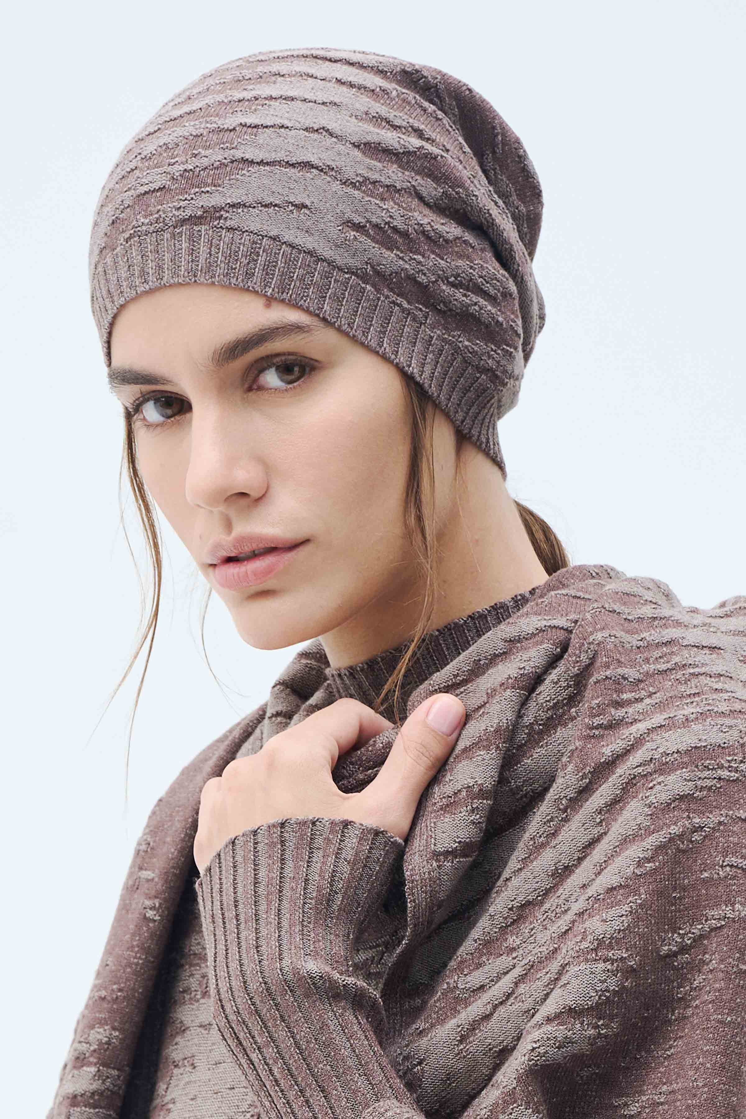 Шапка Муары 78 Полутень (penombre), 00 Черный (noir), 06 Суфле (souffle), 27 Бордо (burdeaux), 60 Можжевельник (genievre) от Lesel (Лесель)! Заказывайте по ✆ 8 (800) 777 02 37