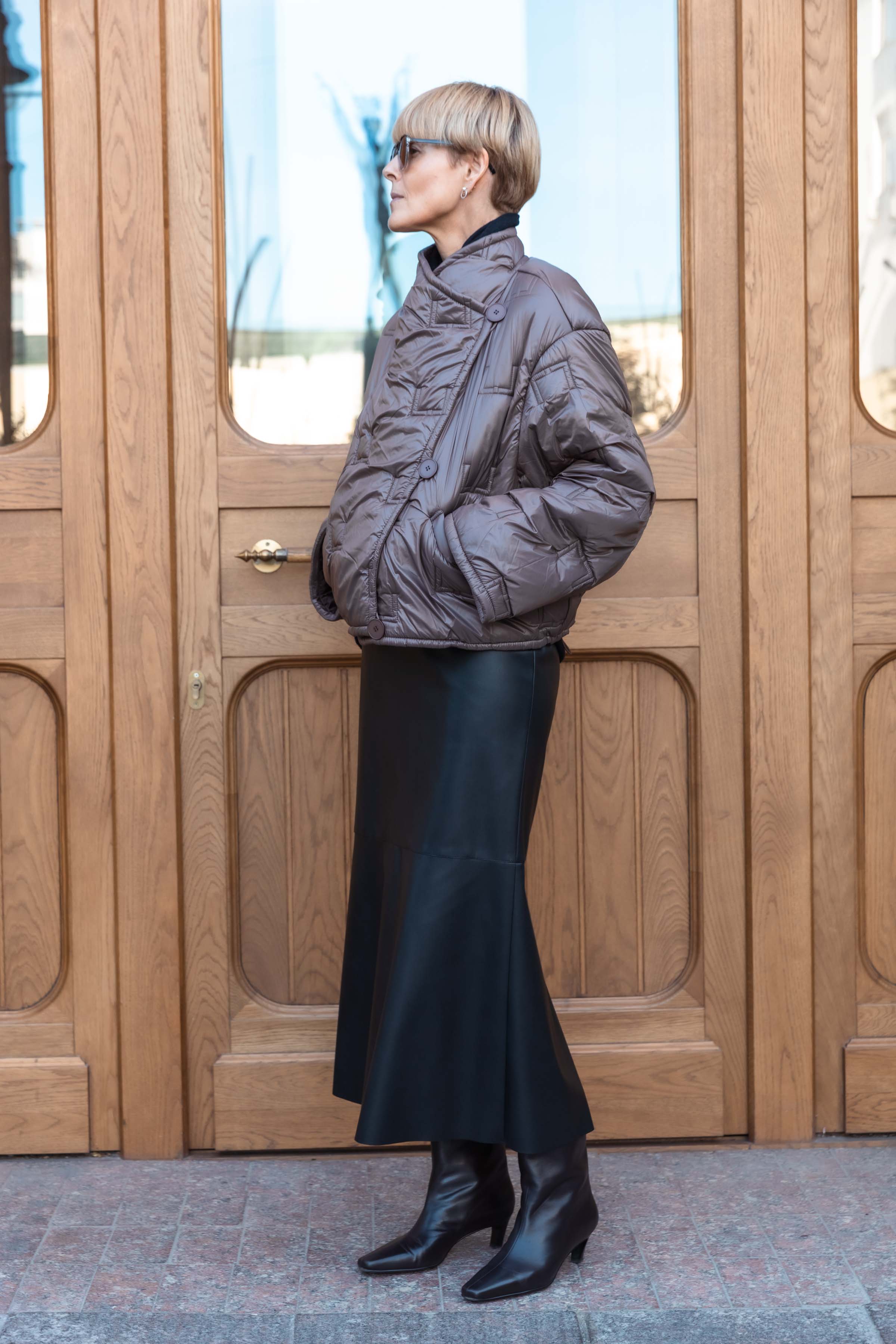 Куртка стежка лого, короткая 74 Тень (ombre), 00 Черный (noir) от Lesel (Лесель)! Заказывайте по ✆ 8 (800) 777 02 37