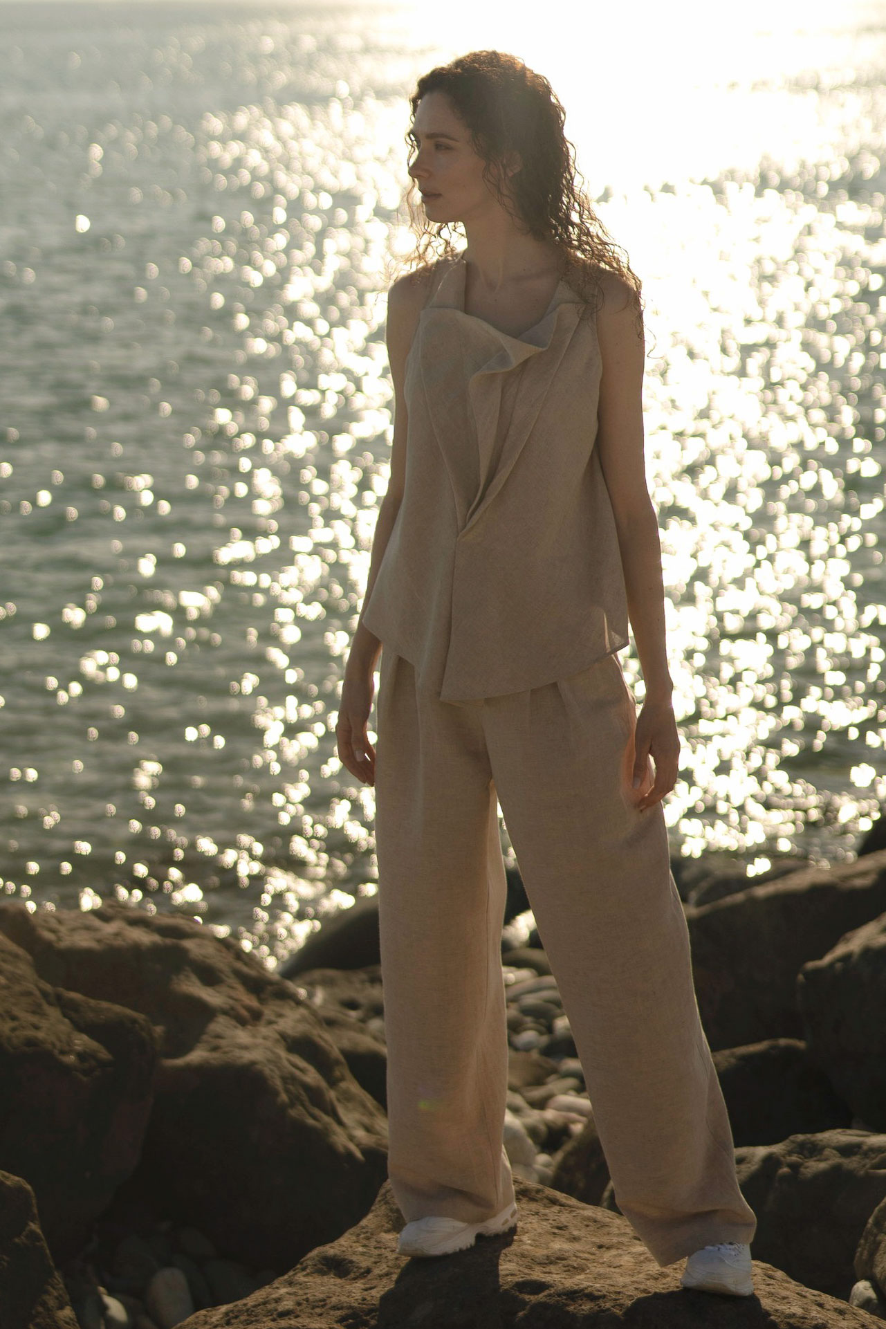 Блуза с асимметричными складками, без рукавов, лён  от Lesel (Лесель)! Заказывайте по ✆ 8 (800) 777 02 37