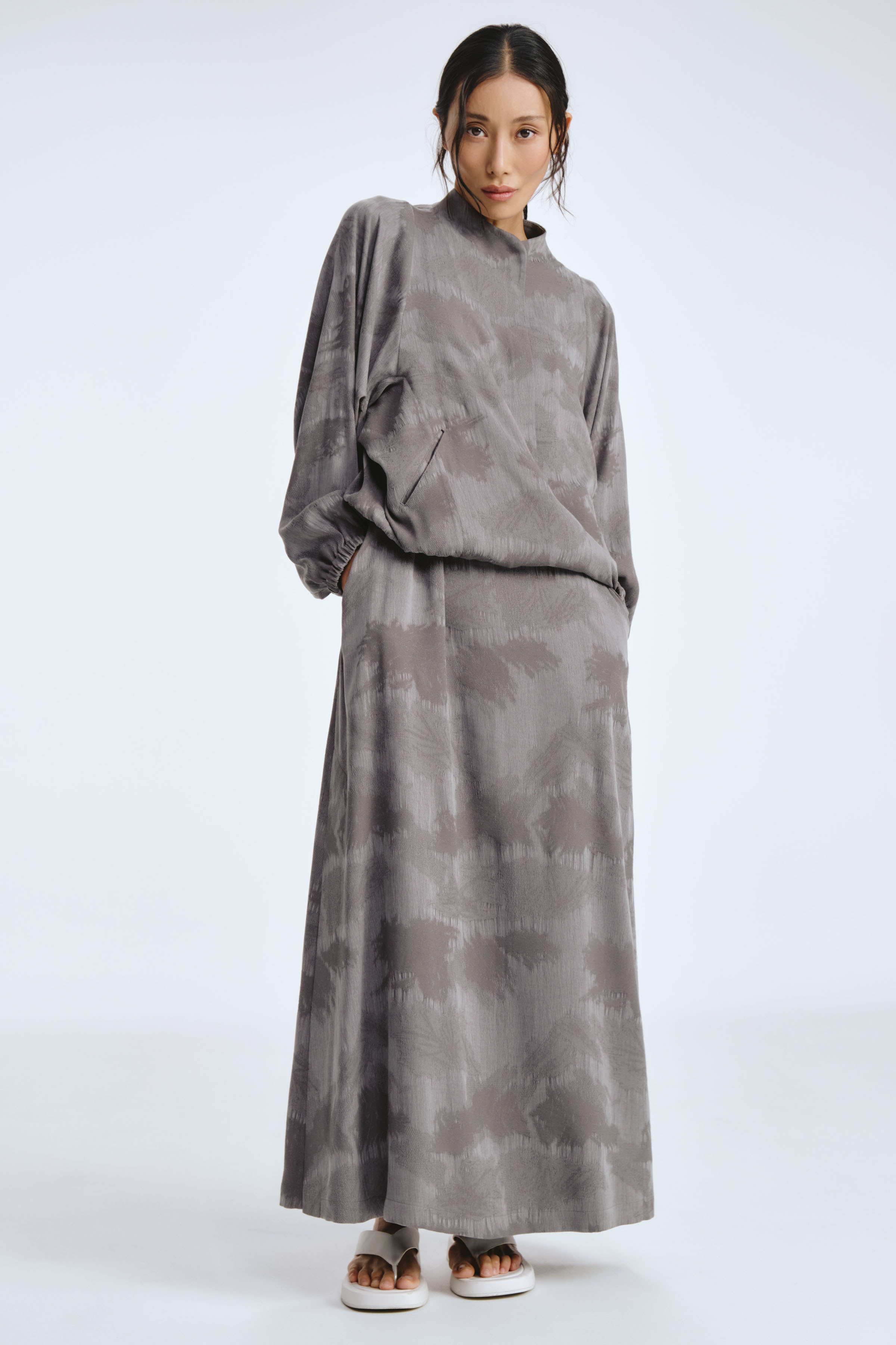 Платье прямое, широкие бретели, жаккард 01 Серый перламутр (nacre gris) от Lesel (Лесель)! Заказывайте по ✆ 8 (800) 777 02 37