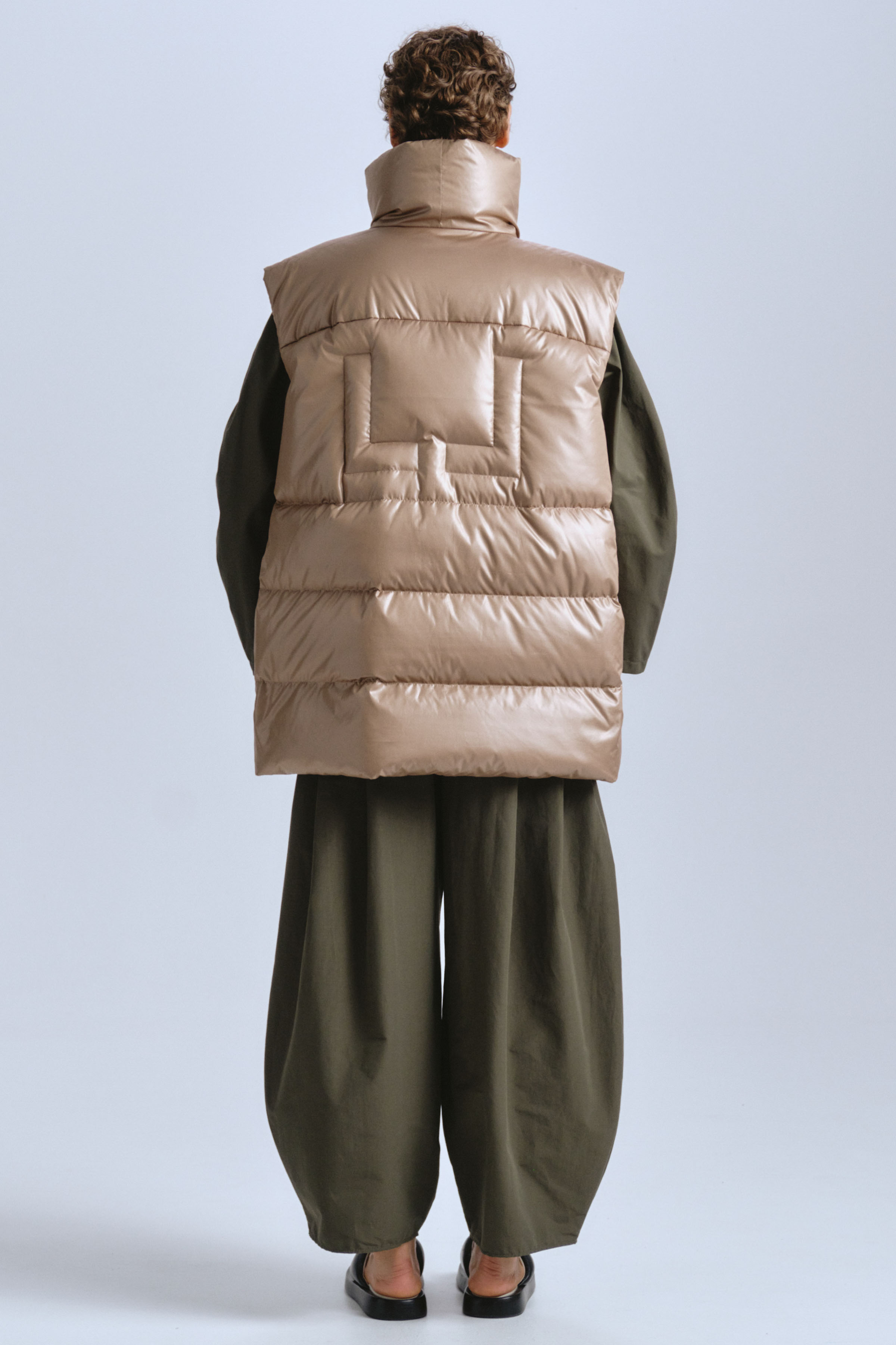 Жилет пуховый с навесными петлями