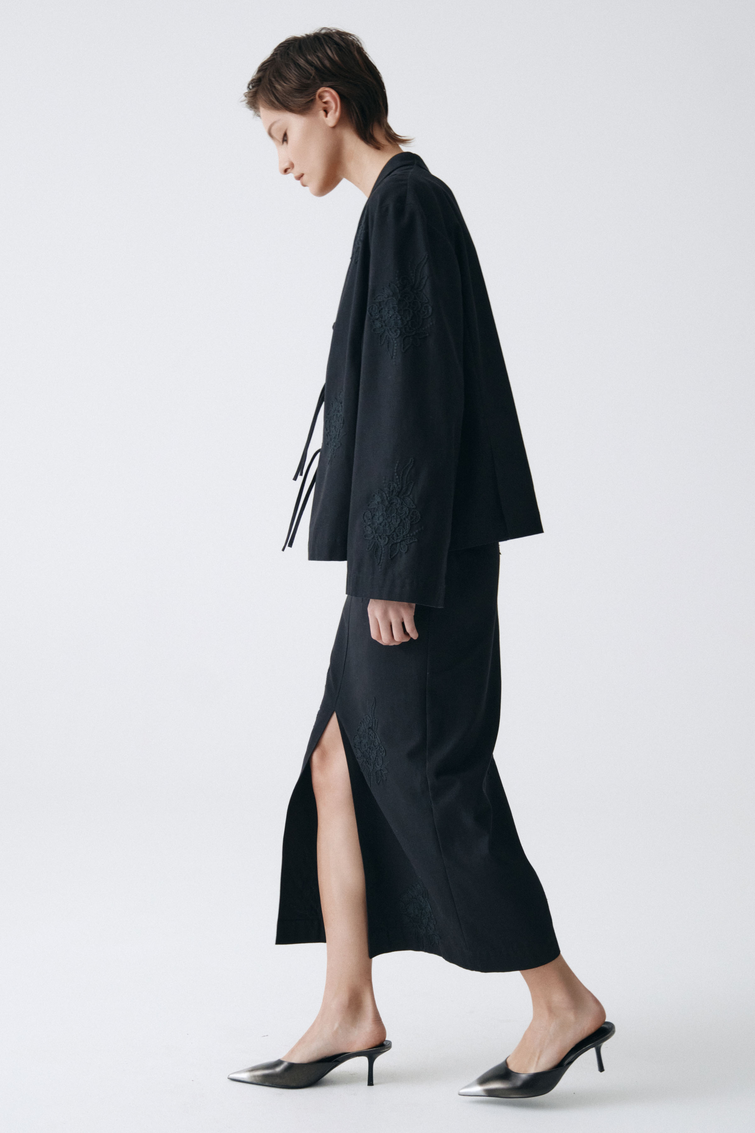 Юбка прямая с вышивкой  от Lesel (Лесель)! Заказывайте по ✆ 8 (800) 777 02 37