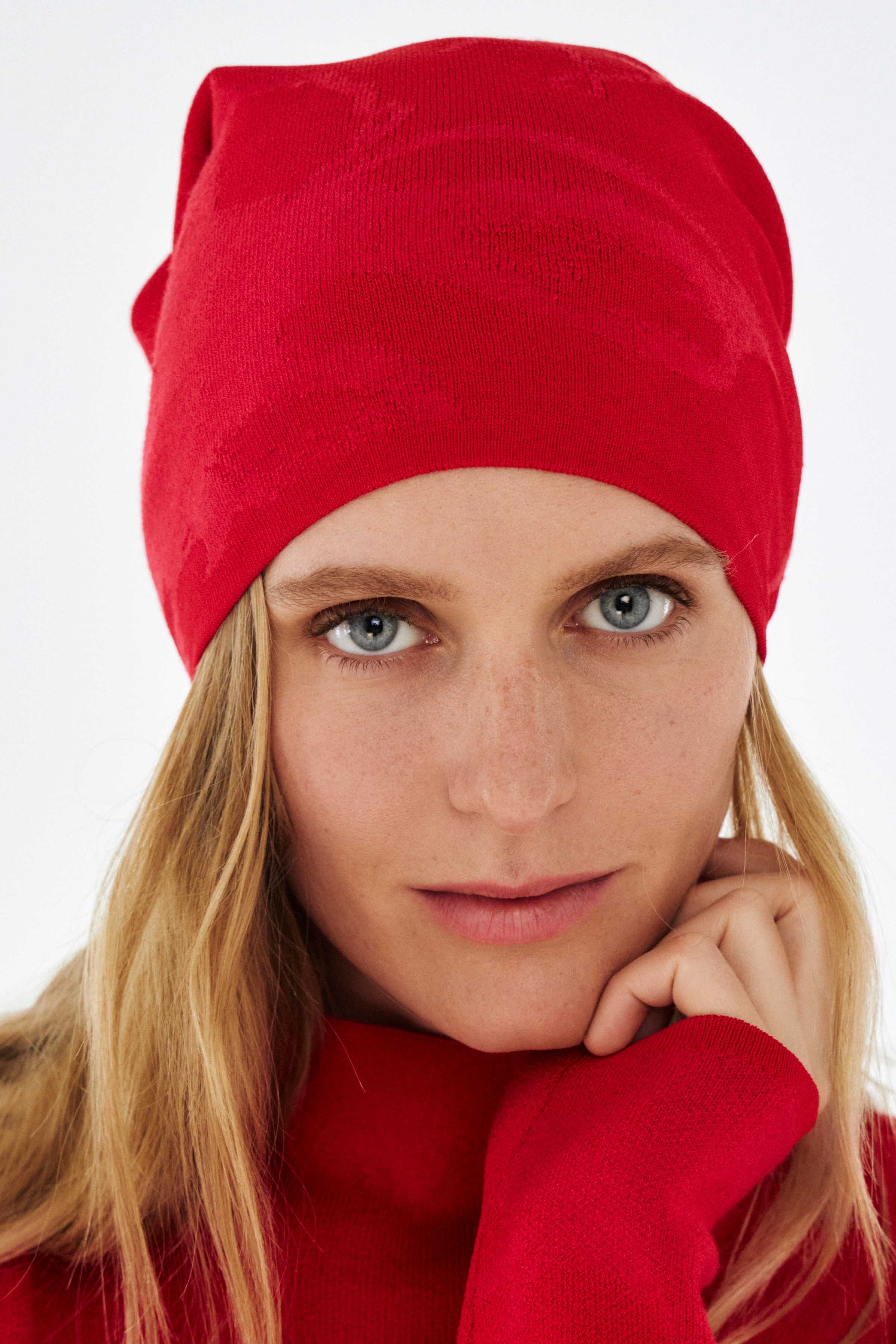 Шапка Орхидея 25 Огненно-красный (fiery red) от Lesel (Лесель)! Заказывайте по ✆ 8 (800) 777 02 37